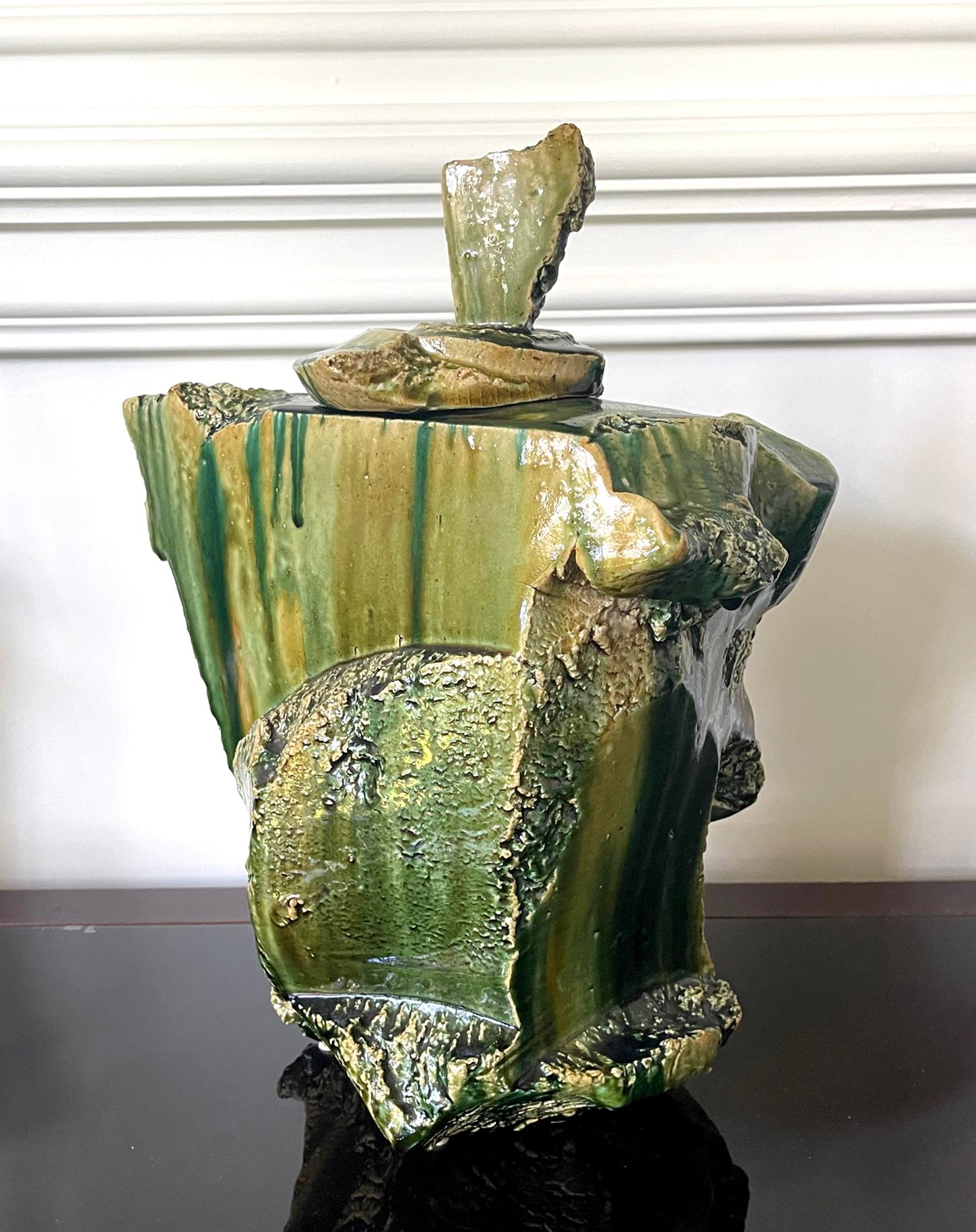 Un grand récipient à couvercle en céramique aux formes sculpturales saisissantes, œuvre du potier japonais contemporain Shigemasa Higashida (1955-). Fabriqué à la main et avec un travail de sculpture et de rasage drastique, le récipient à couvercle