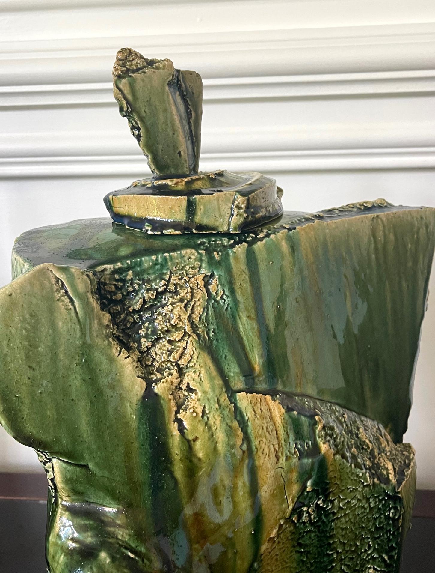 Grande vaso scultoreo in ceramica giapponese Oribe di Shigemasa Higashida in vendita 1