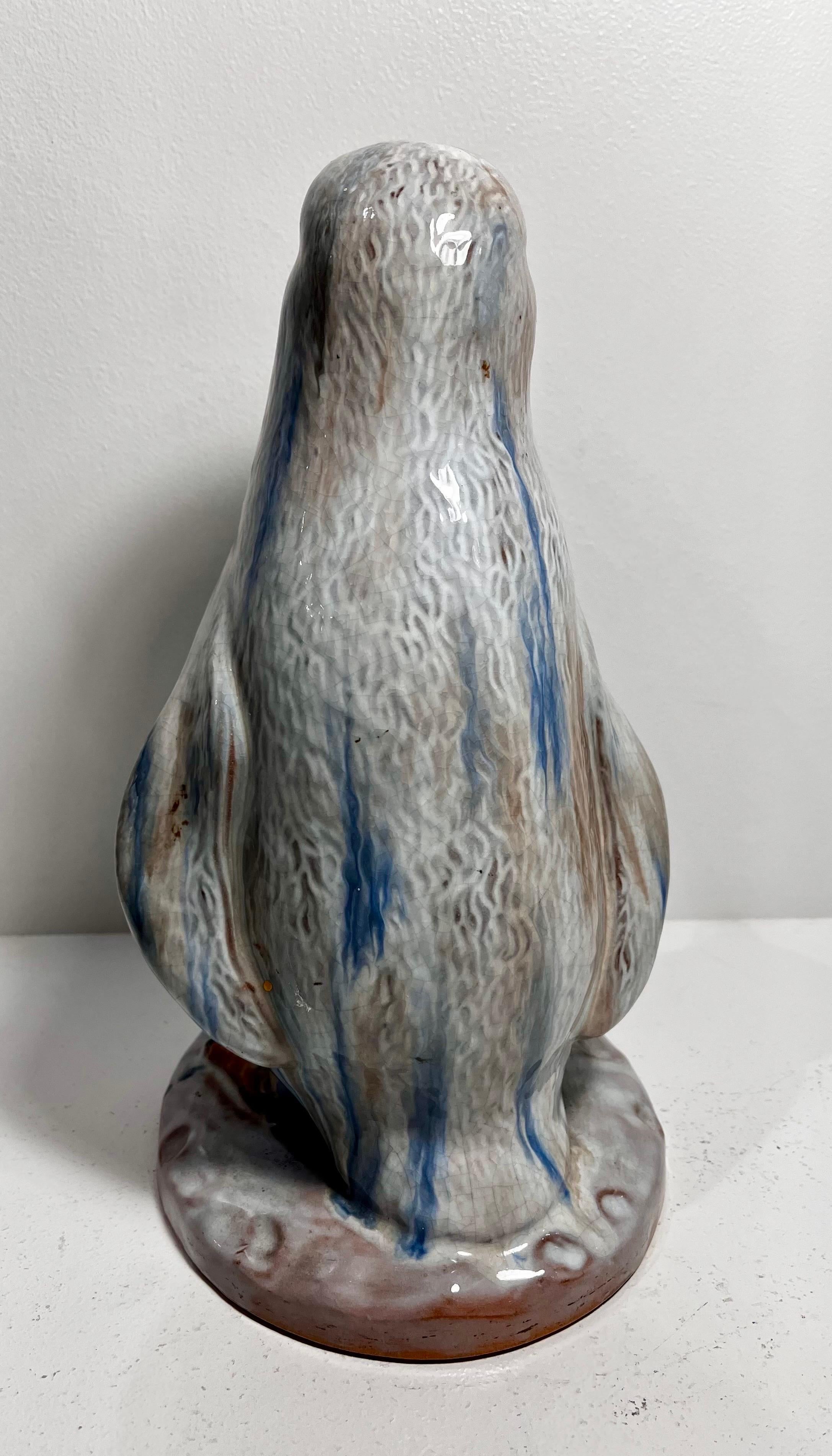 Japonais Grande sculpture figurative de Pingouin en céramique japonaise en vente