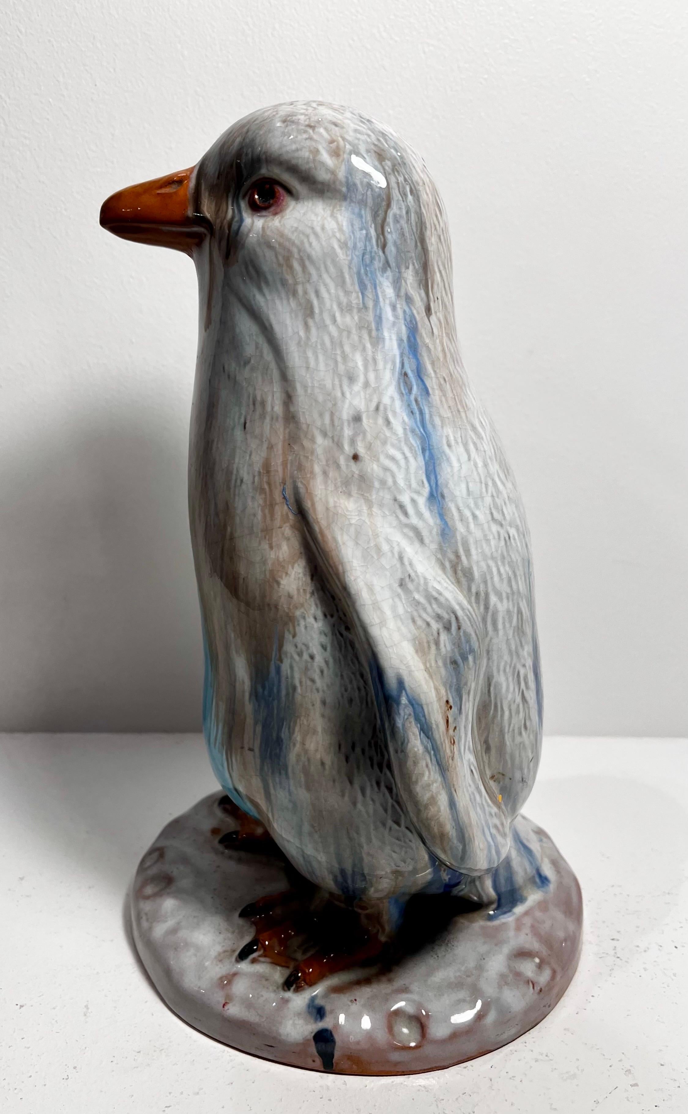 Grande sculpture figurative de Pingouin en céramique japonaise Bon état - En vente à Philadelphia, PA