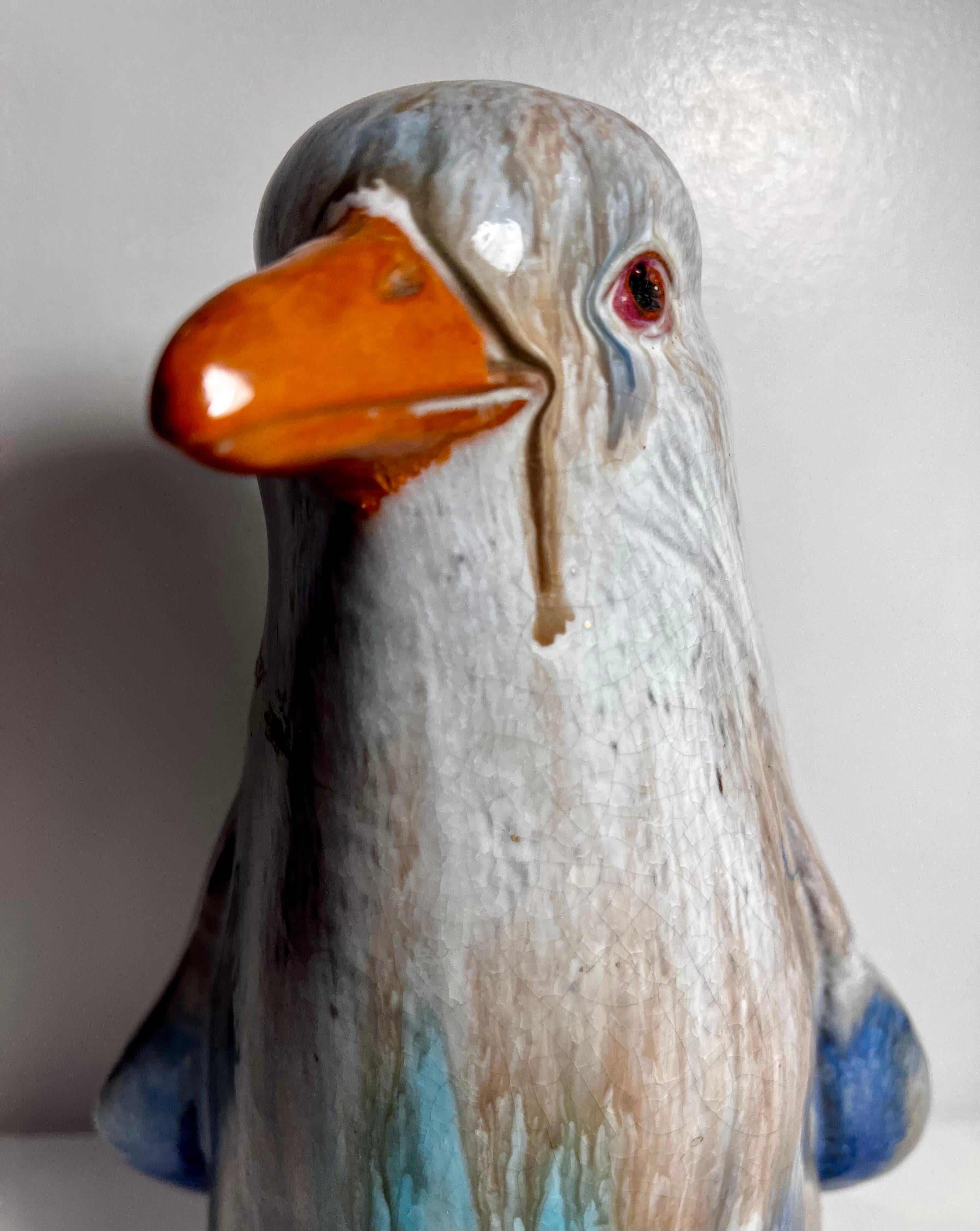 Grande sculpture figurative de Pingouin en céramique japonaise en vente 1