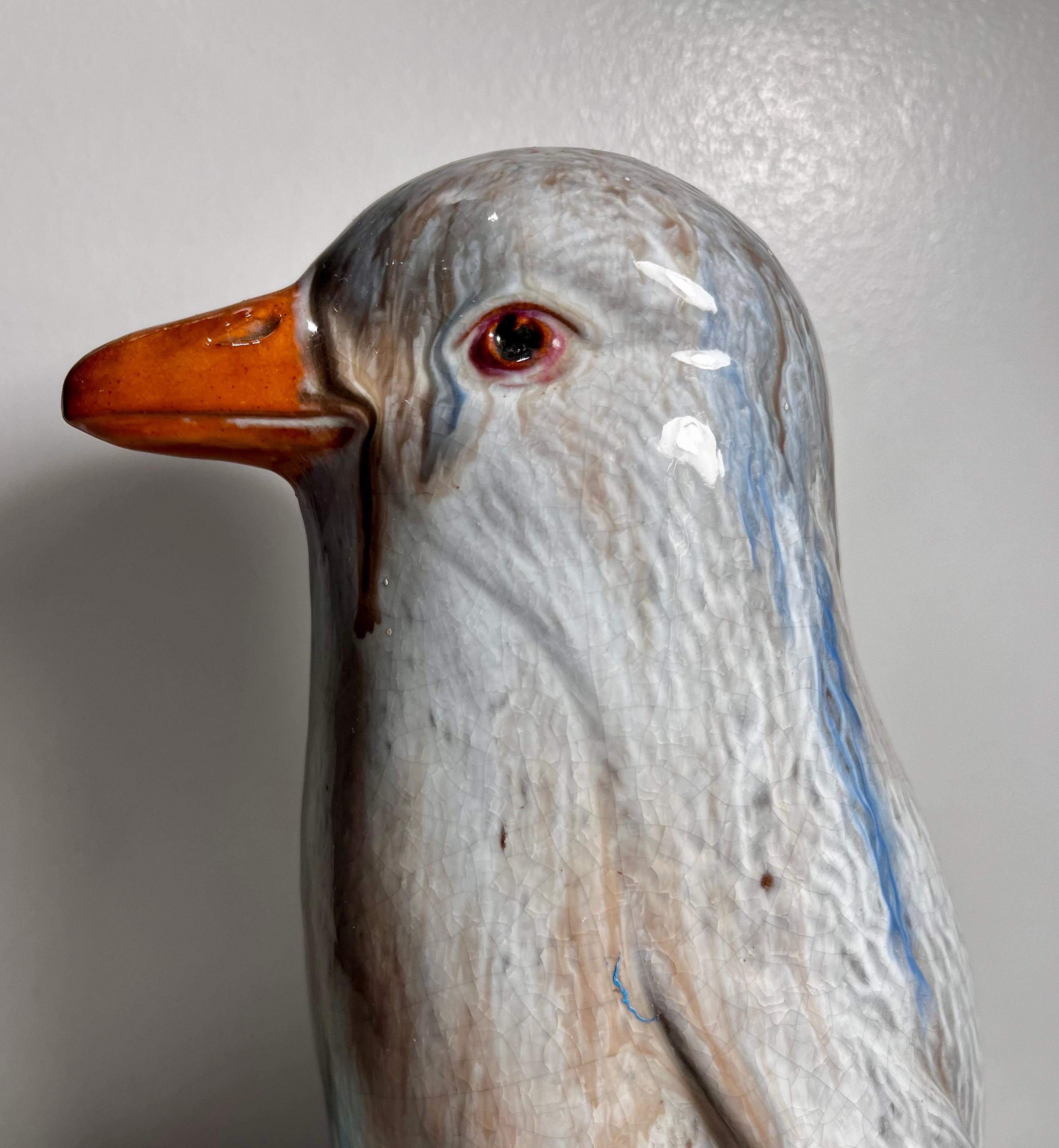 Grande sculpture figurative de Pingouin en céramique japonaise en vente 2