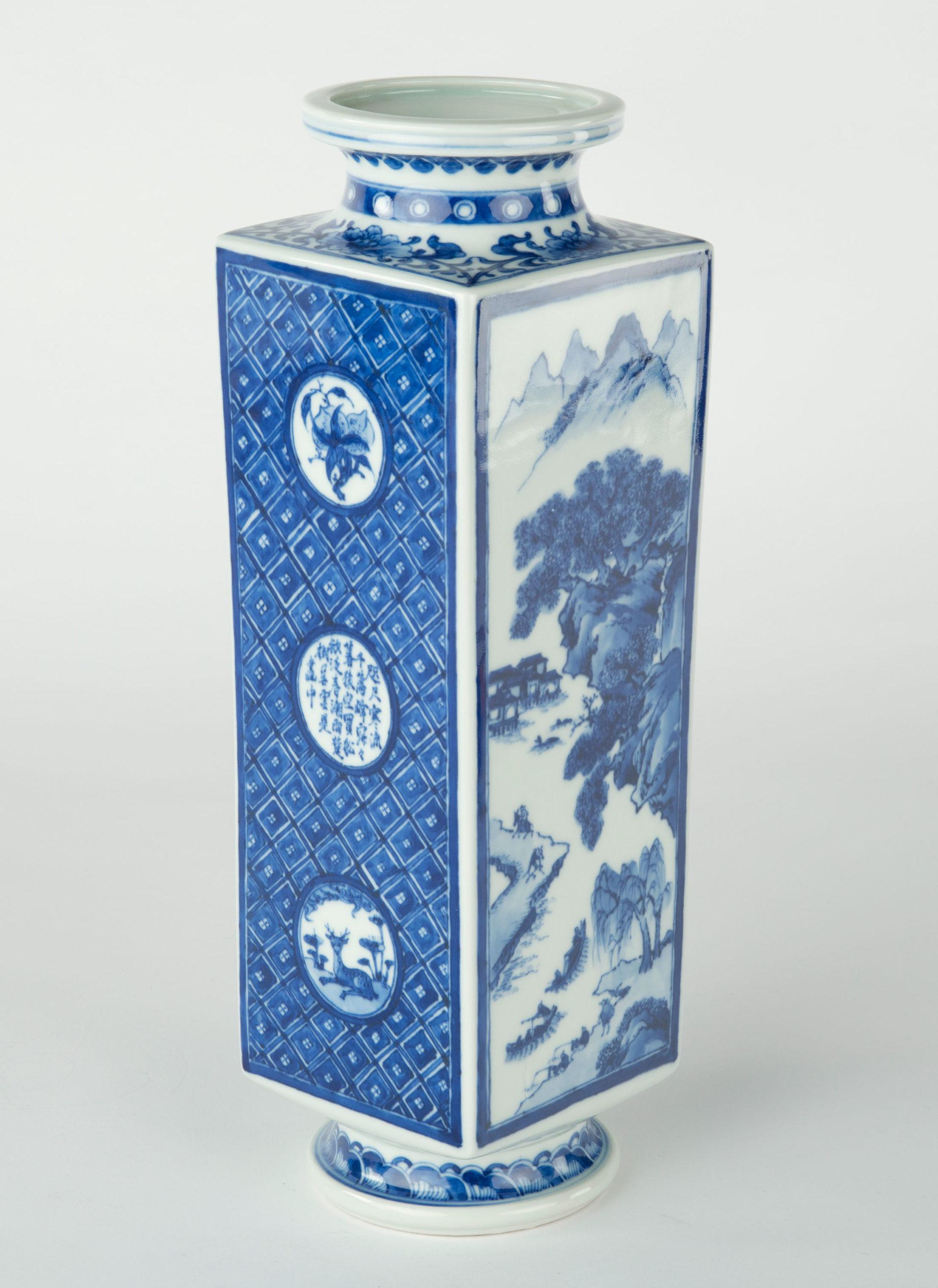 Dans le cadre de notre collection d'œuvres d'art japonaises, nous sommes ravis d'offrir ce vase en céramique de forme carrée effilée de la période Meiji 1868-1912, provenant des studios du très convoité artiste impérial Miyagawa Makuzu Kozan