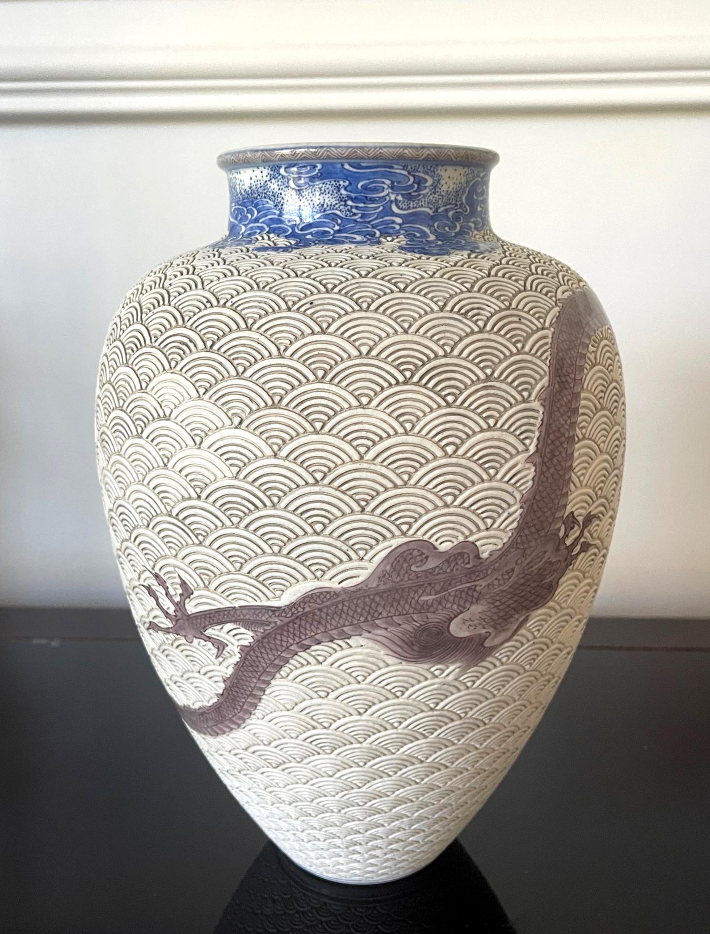 Große japanische Keramikvase von Makuzu Kozan Meiji-Periode (Geschnitzt) im Angebot