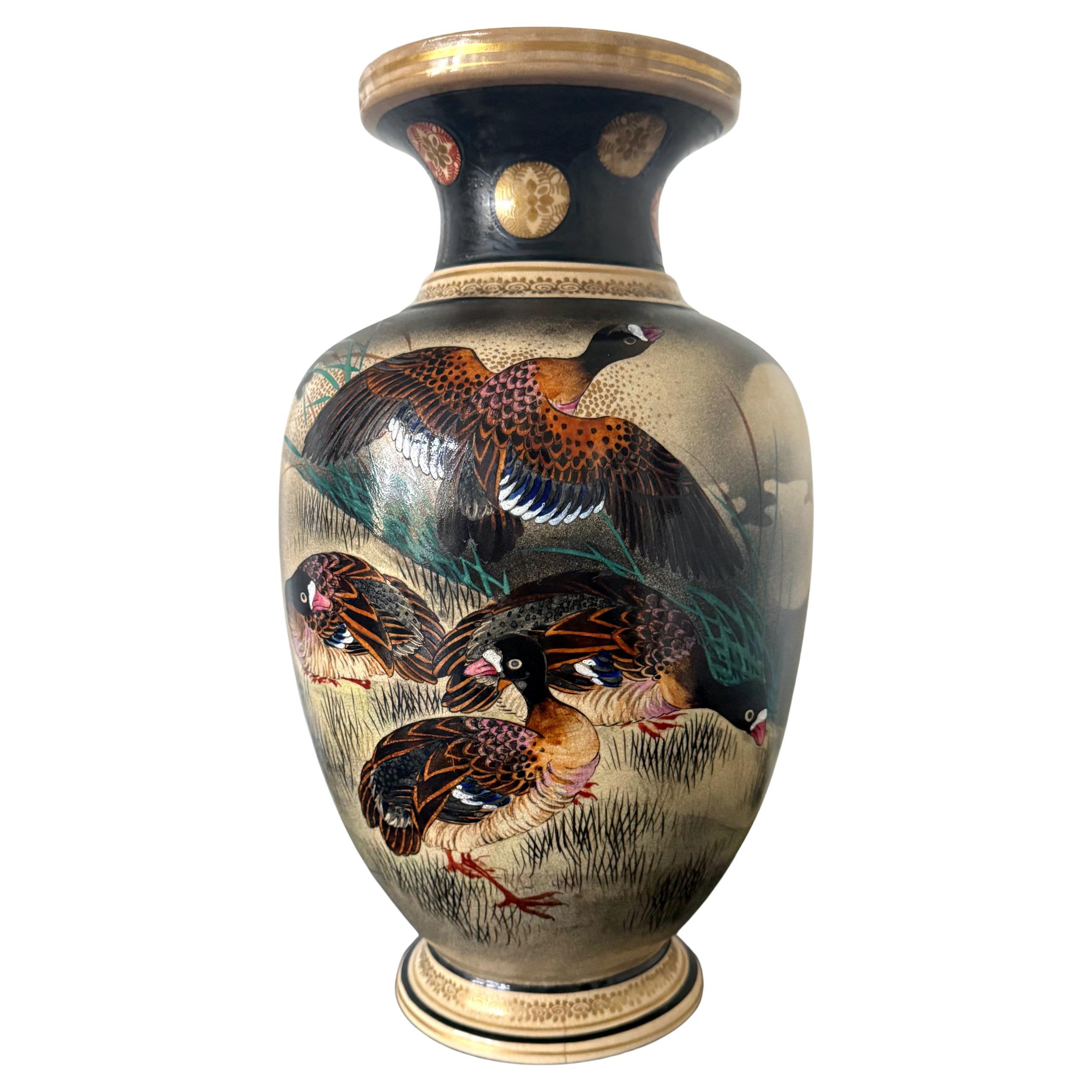 Grand vase japonais en céramique avec oies Autunm en vol par Kinkozan Studio