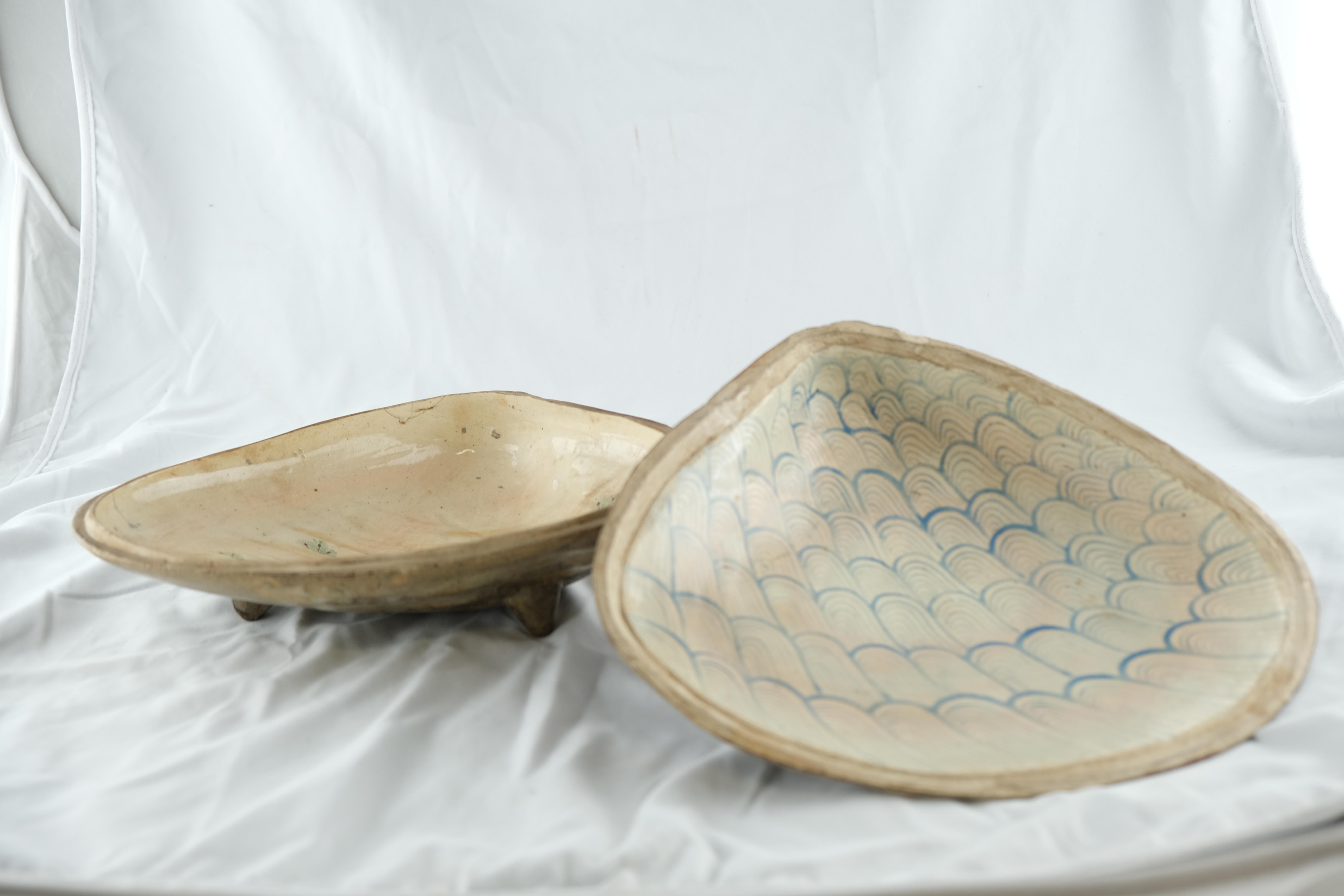 Large Japanese Ceramics Shell Shaped Box In Good Condition For Sale In Stockholm, SE