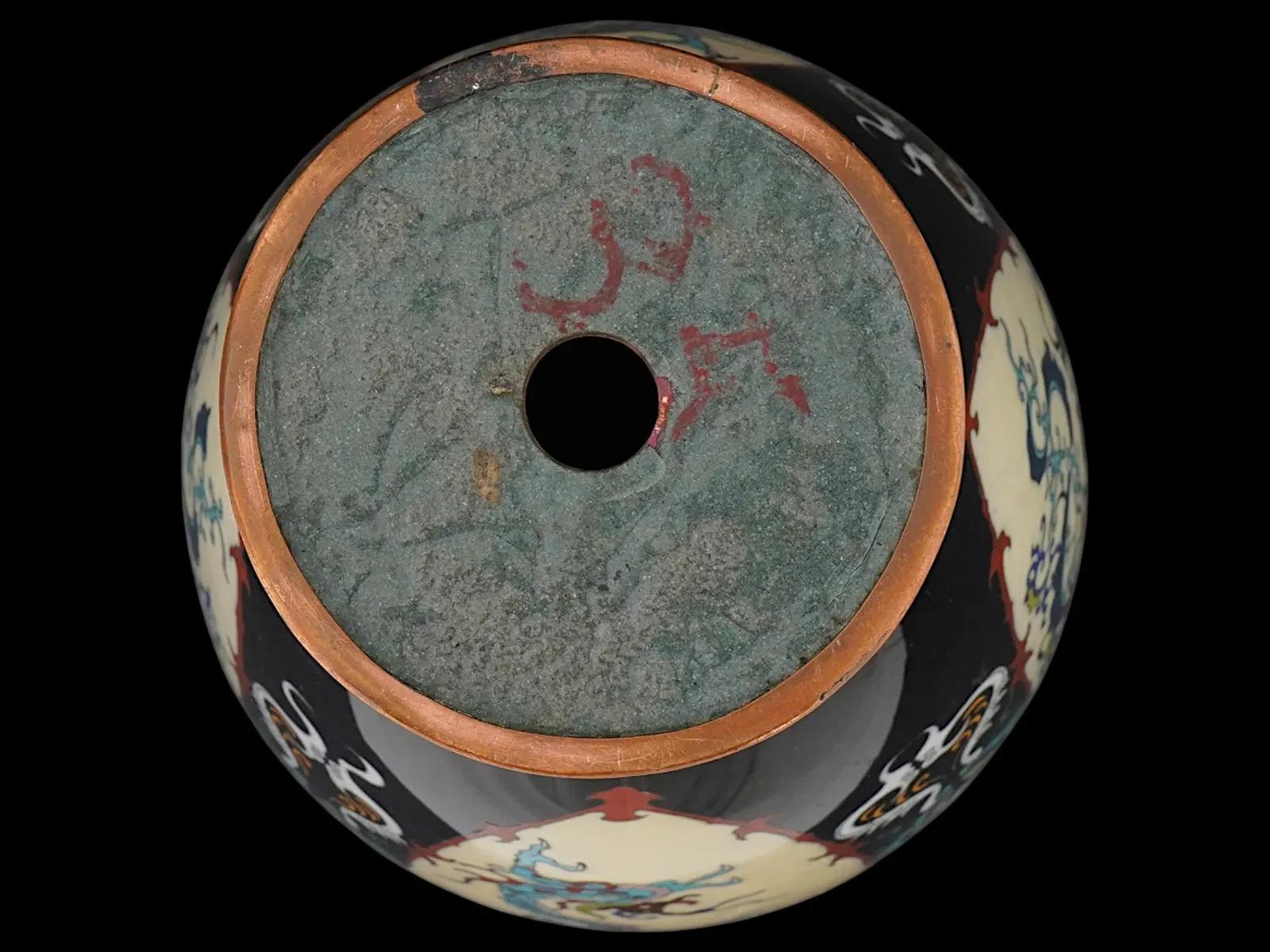 Large Japanese Cloisonne Enamel Dragon Vase In condizioni buone in vendita a Long Island City, NY