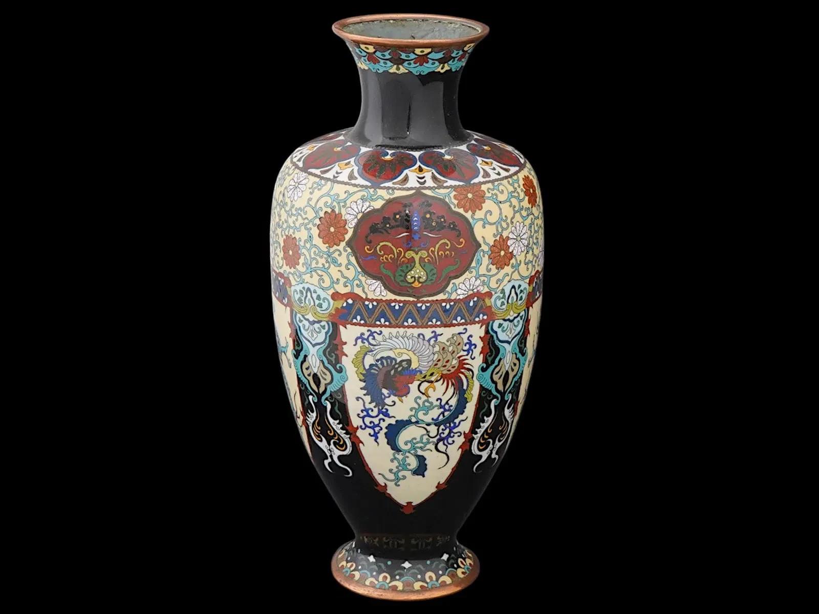 XIX secolo Large Japanese Cloisonne Enamel Dragon Vase in vendita
