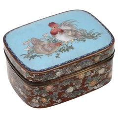 Gran caja japonesa Meiji de esmalte de cloisonné y piedra dorada con gallos