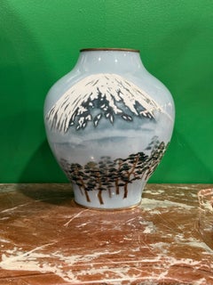 Grande vaso giapponese in smalto cloisonné raffigurante il Monte Fuji, metà del secolo scorso, firmato Temura