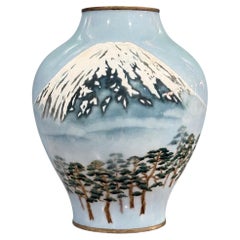 Grande vaso giapponese in smalto cloisonné raffigurante il Monte Fuji, metà del secolo scorso, firmato Temura
