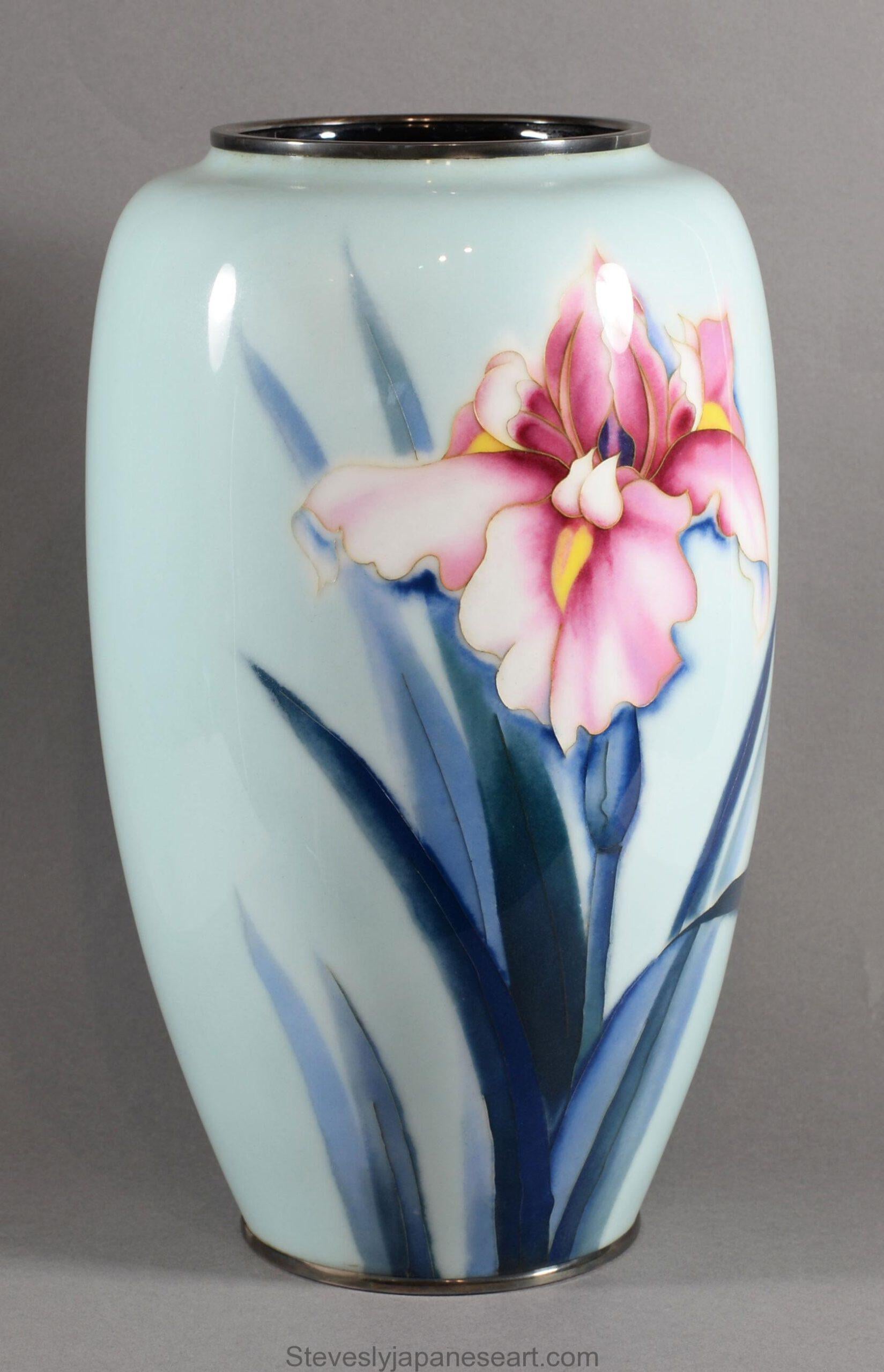 Dans le cadre de notre collection d'œuvres d'art japonaises, nous sommes ravis d'offrir ce superbe vase en émail cloisonné du début du 20e siècle de la période Meiji/Taisho, vers 1920, de la très réputée société Ando Jubei. Ce grand vase conique est