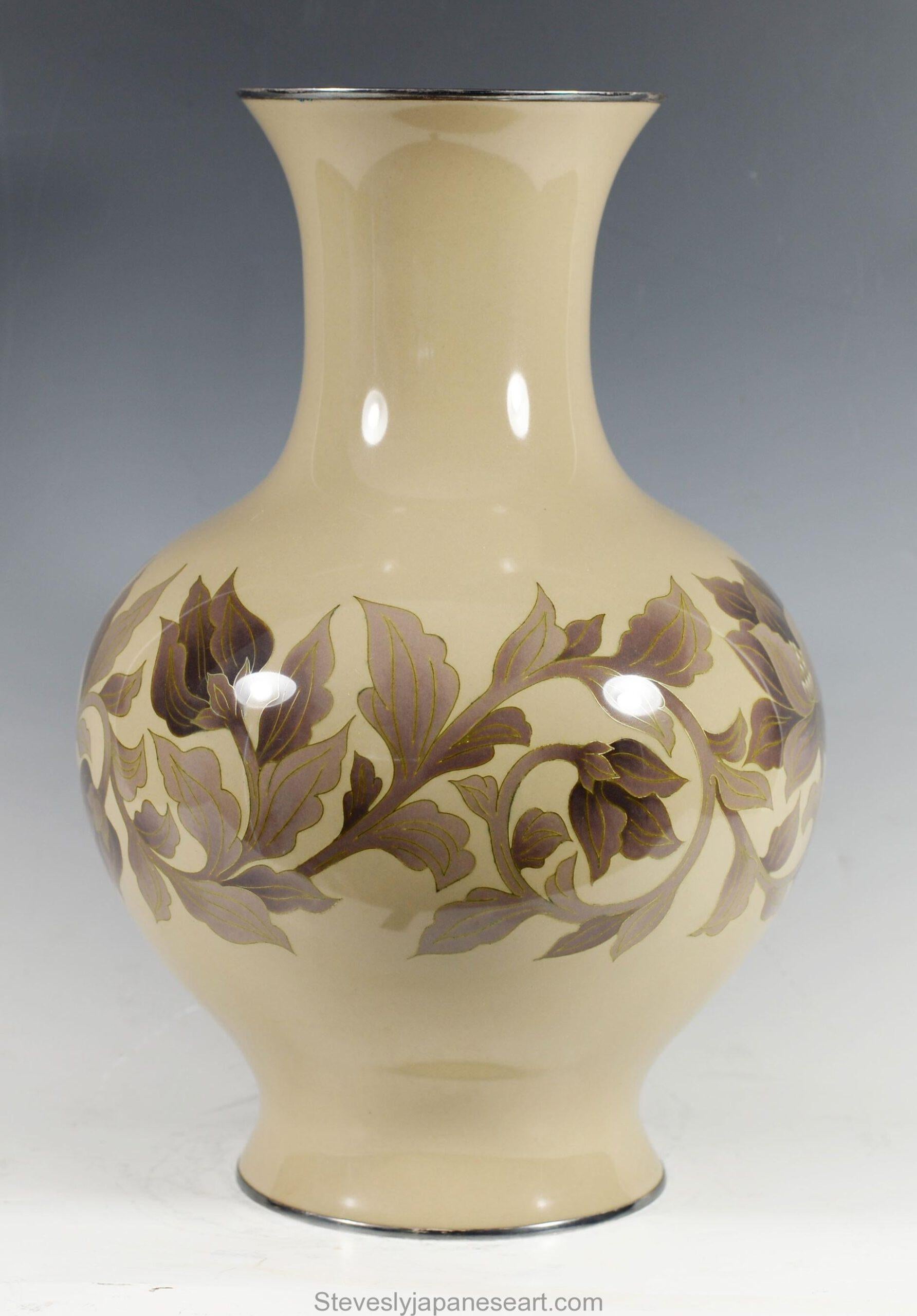 Dans le cadre de notre collection d'œuvres d'art japonaises, nous sommes ravis d'offrir ce grand vase en émail cloisonné du début du 20e siècle de la période Meiji/Taisho, vers 1920, de la très réputée société Ando Jubei. Ce grand vase globulaire de