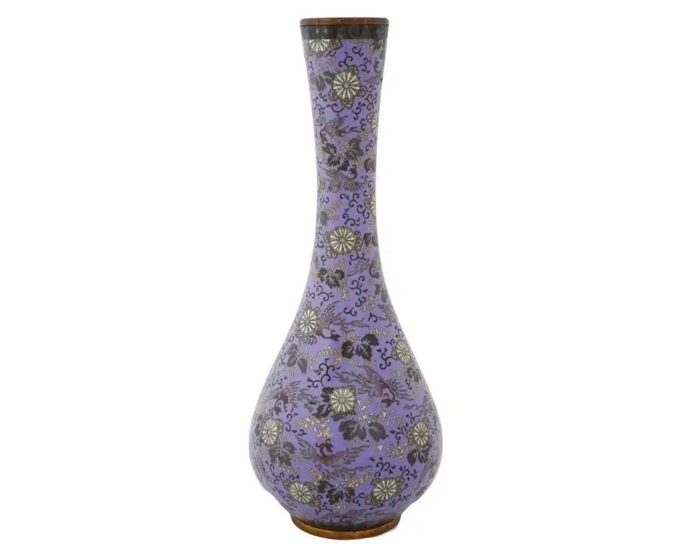 Meiji Grande vaso giapponese Cloisonne in smalto viola lavanda con uccelli Paulownia e Phoenix in vendita