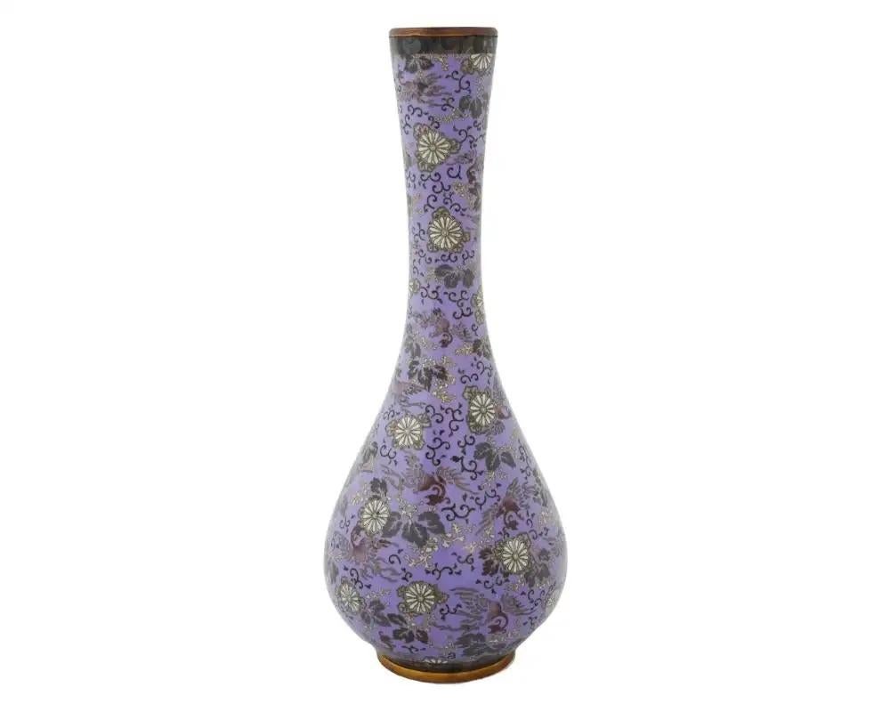 Giapponese Grande vaso giapponese Cloisonne in smalto viola lavanda con uccelli Paulownia e Phoenix in vendita