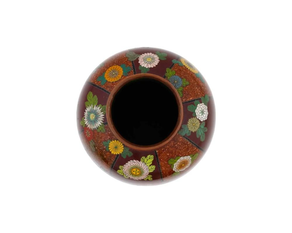 Cloisonné Grande vaso giapponese a righe di cloisonne con crisantemi Namikawa Yasuyuki Meiji in vendita