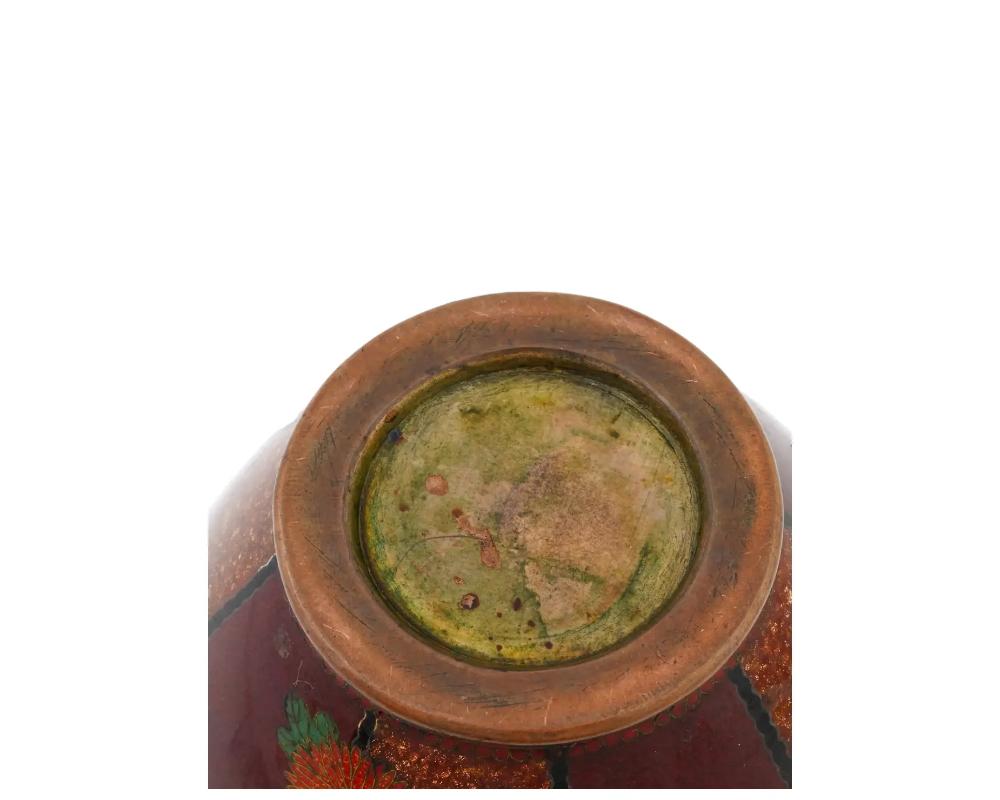 XIX secolo Grande vaso giapponese a righe di cloisonne con crisantemi Namikawa Yasuyuki Meiji in vendita