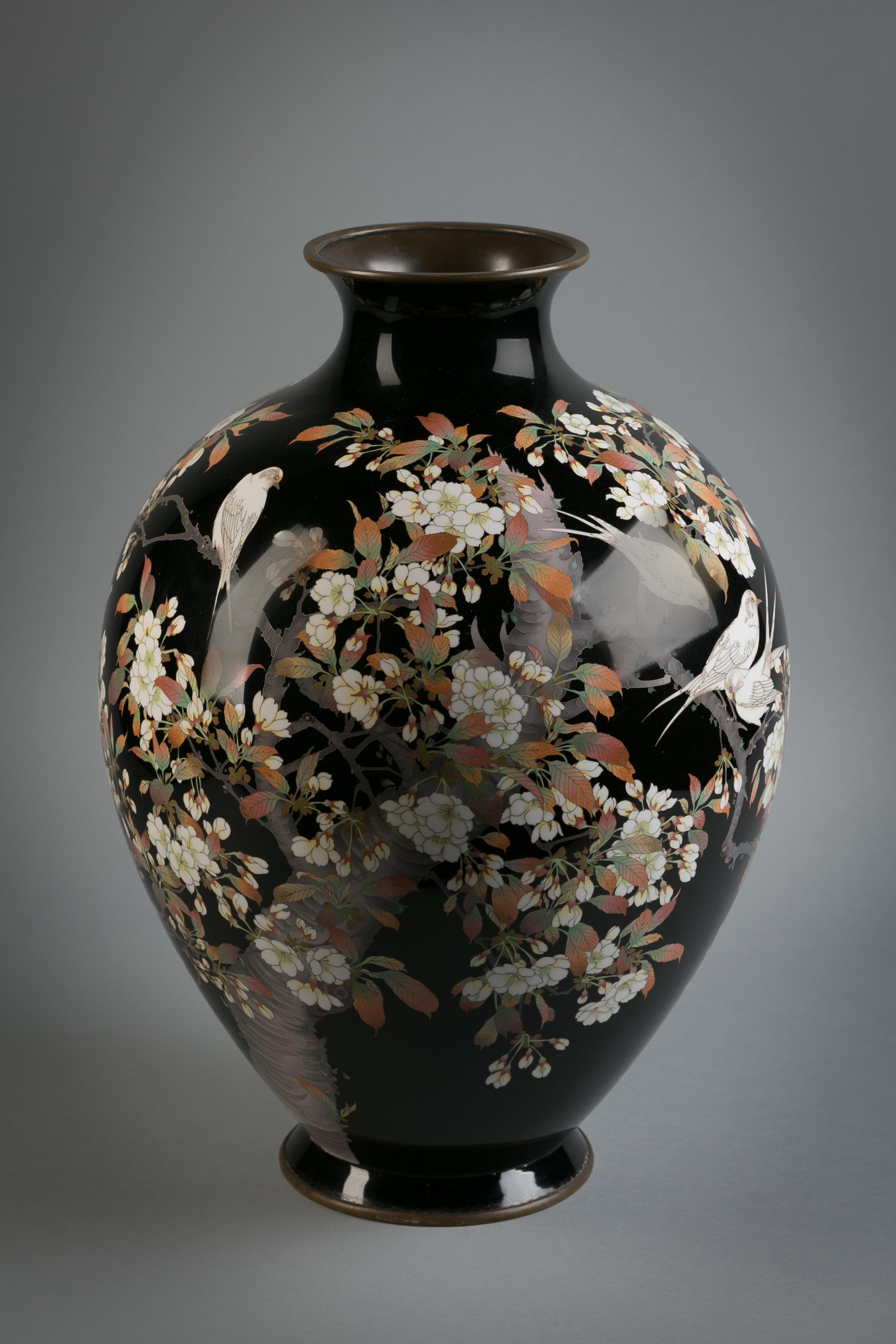 Große japanische Cloisonné-Vase:: um 1900 im Zustand „Hervorragend“ in New York, NY