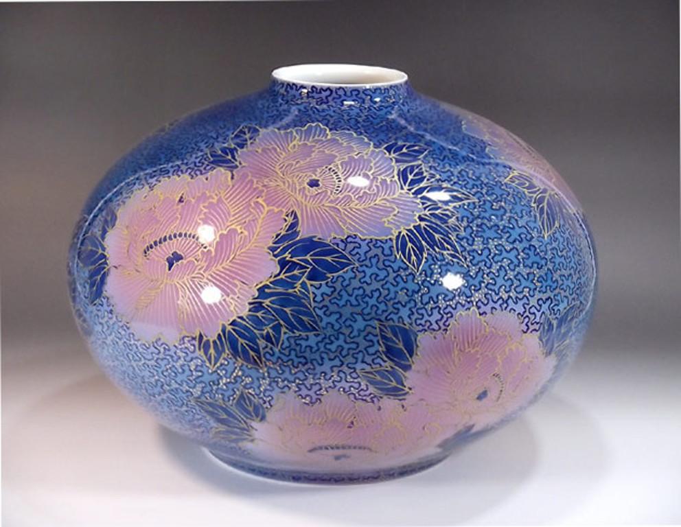 Exquisite contemporary large Gilded decorative porcelain vase, intricately hand-painted in vibrant blue and pink on an elegantly shaped porcelain body, a signed piece by highly regarded Japanese master porcelain artist in the Imari-Arita tradition