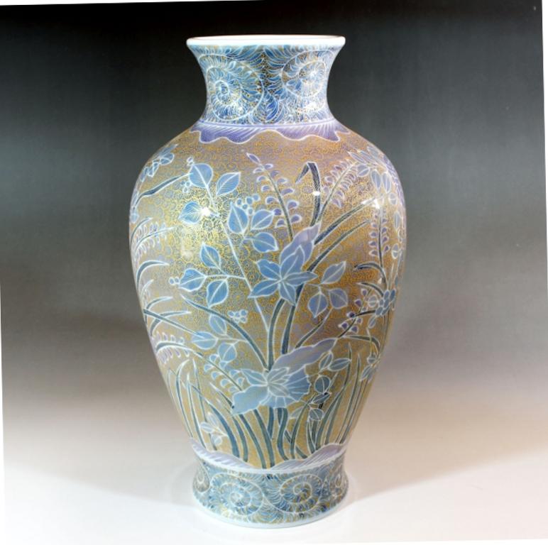 blue and gold japanese porcelain