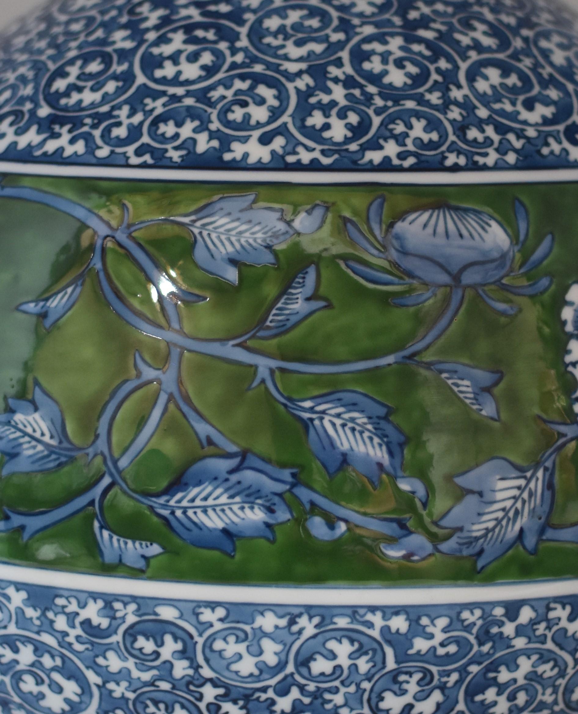 Japanische große blau-grüne Porzellanvase von zeitgenössischem Meisterkünstler (Handbemalt)