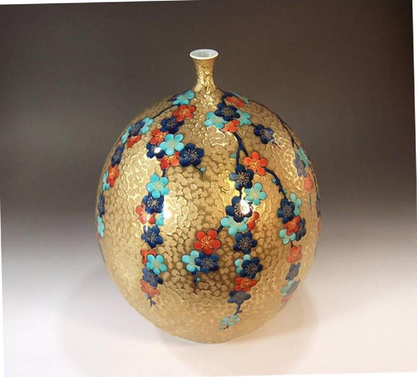 Exquisite large contemporary gilded, dimpled and hand painted decorative porcelain vase, an exceptional piece crafted, gilded, hand painted in vivid blue and red on gold and signed by highly acclaimed master porcelain artist in Imari-Arita style and