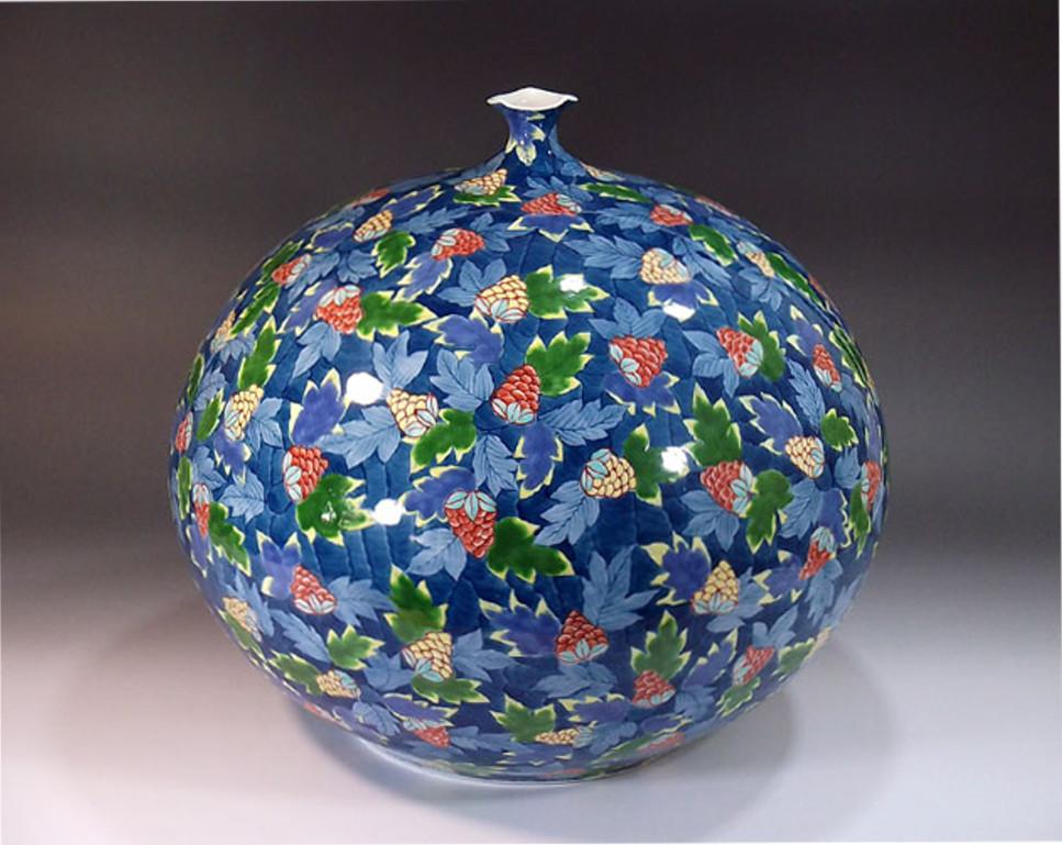 Exquisite große japanische zeitgenössische dekorative Imari-Keramikvase, handbemalt in lebhaftem Blau, Rot, Grün und Gelb auf einer schön geformten eiförmigen Keramikvase, ein auffallendes Stück, handbemalt und signiert von einem weithin anerkannten