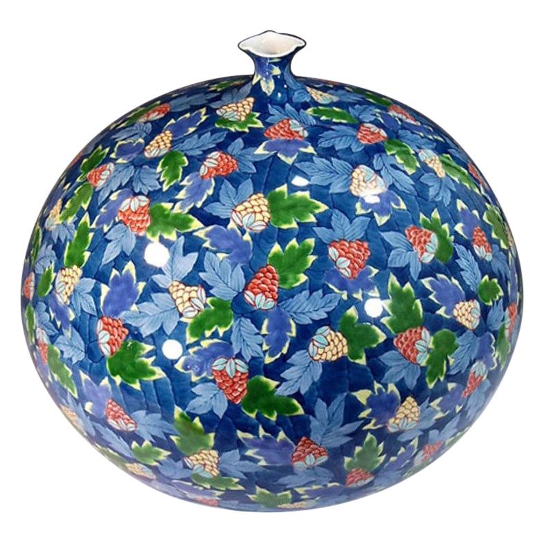 Zeitgenössische japanische Vase aus blau-rotem und grünem Porzellan von Meisterkünstler, 3 im Angebot