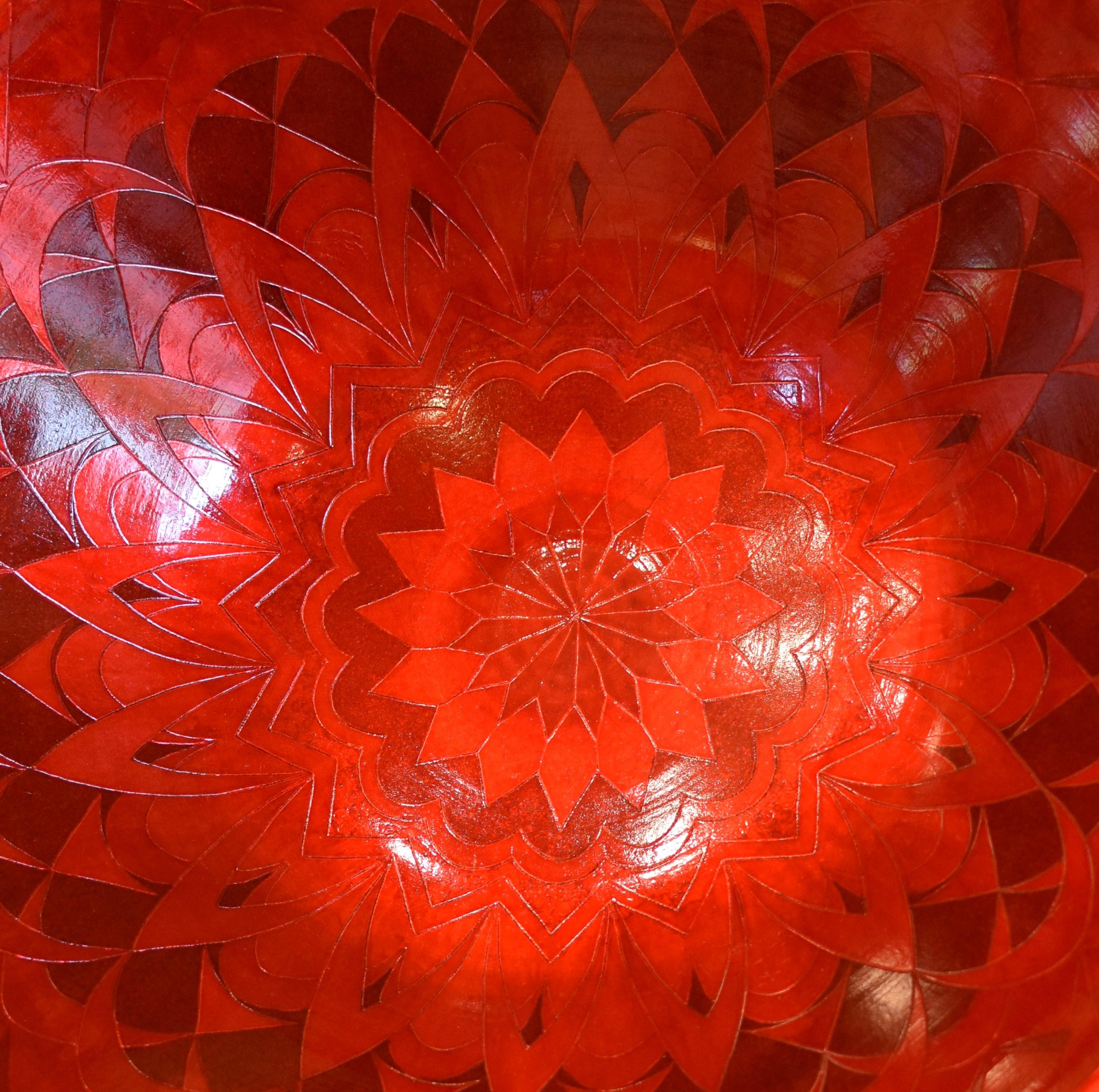 Exquis bol/centre de table japonais contemporain de très grande taille en porcelaine à base de feuille d'argent en trois nuances de rouge sur un corps de forme étonnante. Il s'agit d'un chef-d'œuvre réalisé par un maître de troisième génération d'un