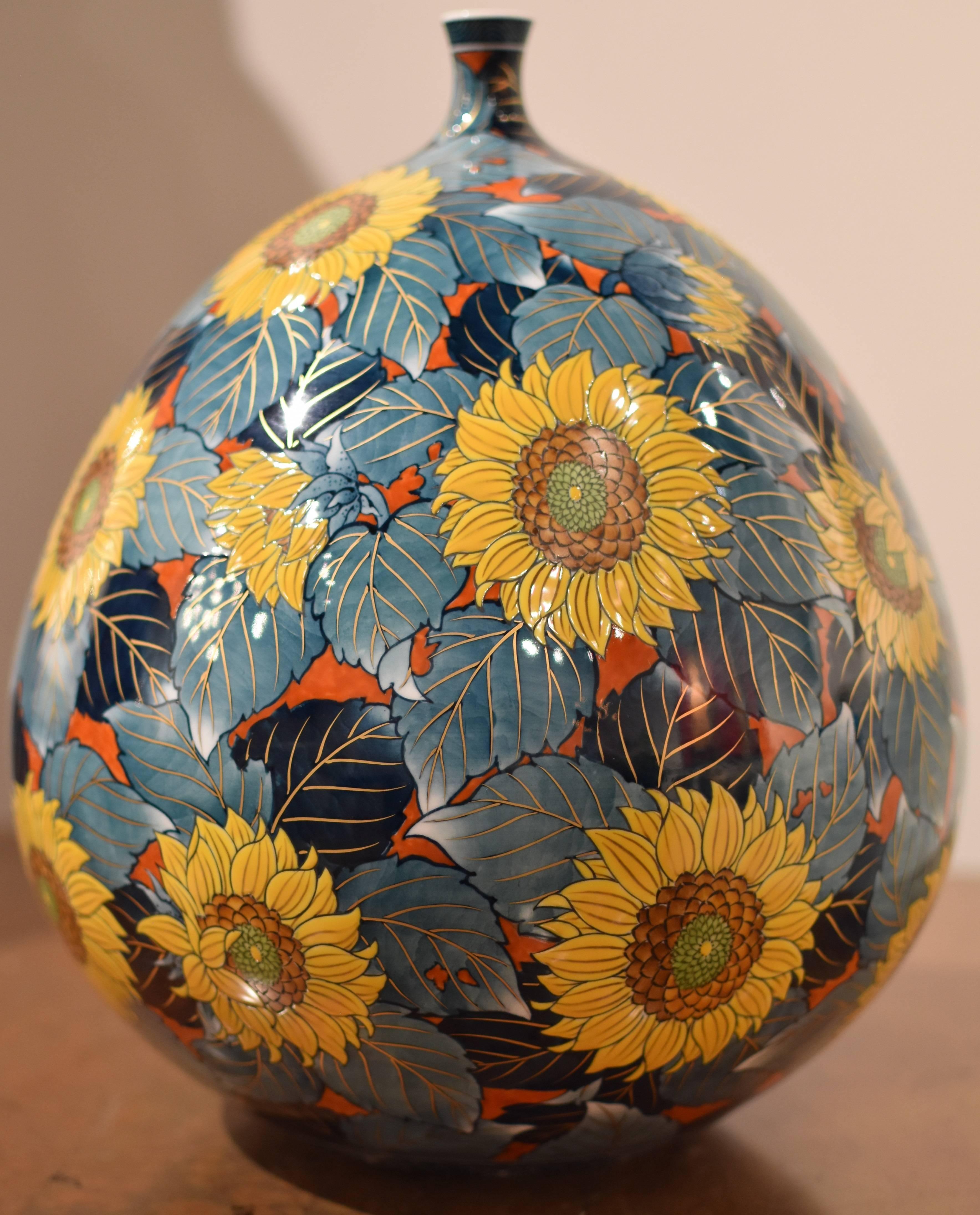 Contemporary Hand-Painted Japanese Porcelain Vase by  Fujii Katsuma 10