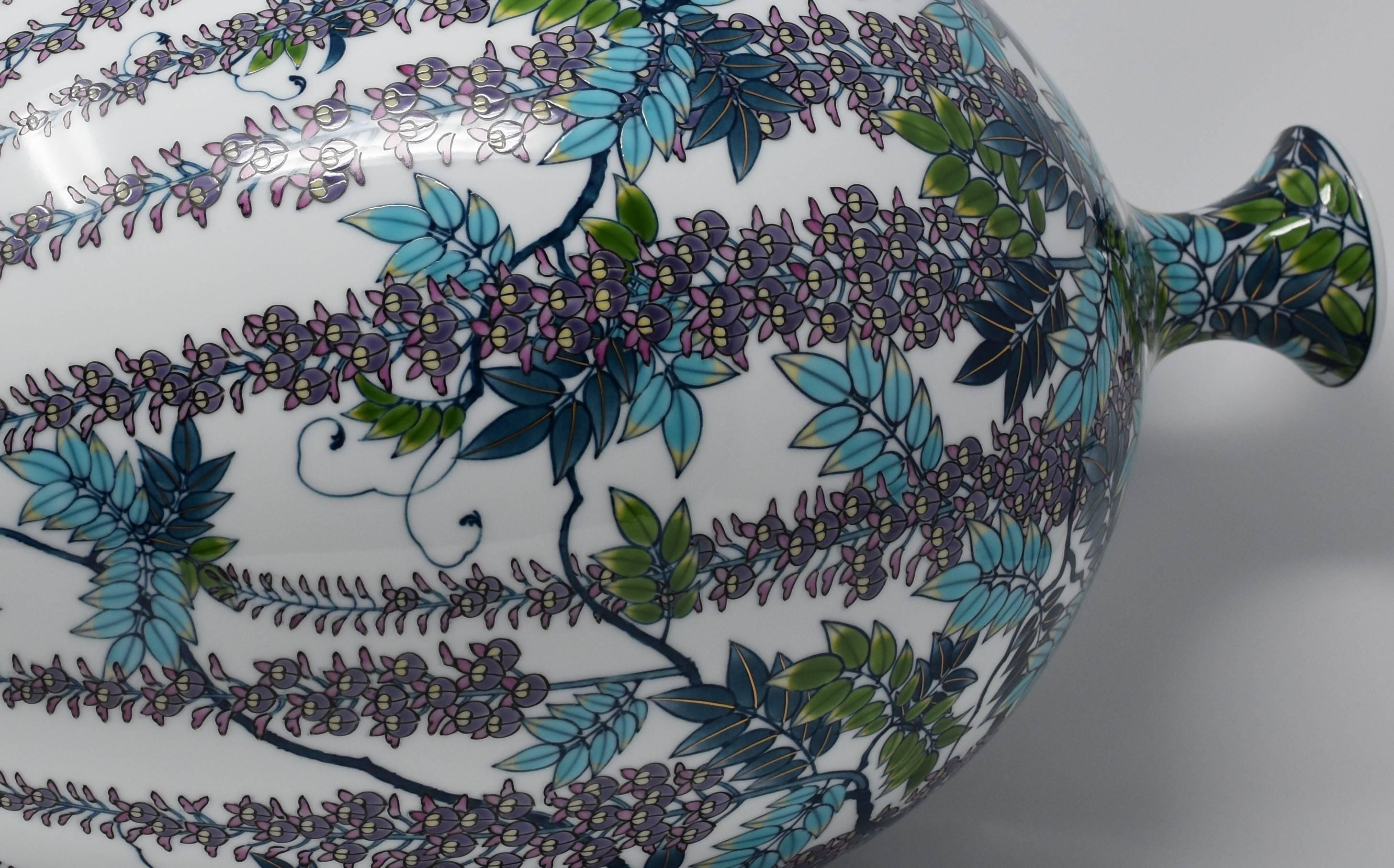 Extraordinaire vase décoratif en porcelaine japonaise contemporaine de qualité muséale, peint à la main de façon extrêmement complexe en bleu turquoise et violet, signature de l'artiste, sur un corps en porcelaine de forme balustre. Il s'agit d'un