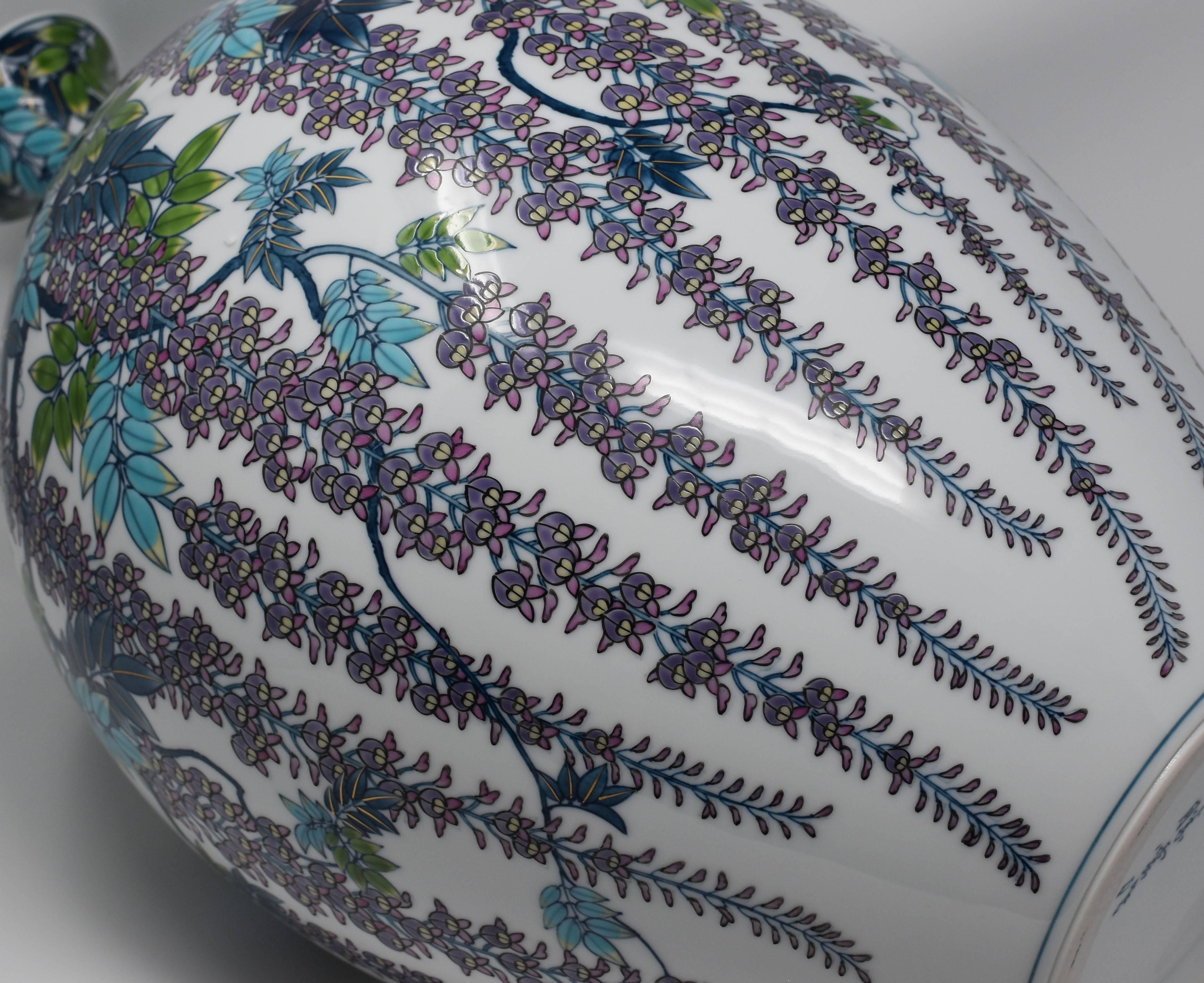 Porcelaine Vase japonais contemporain en porcelaine bleu, violet et vert par un maître artiste en vente