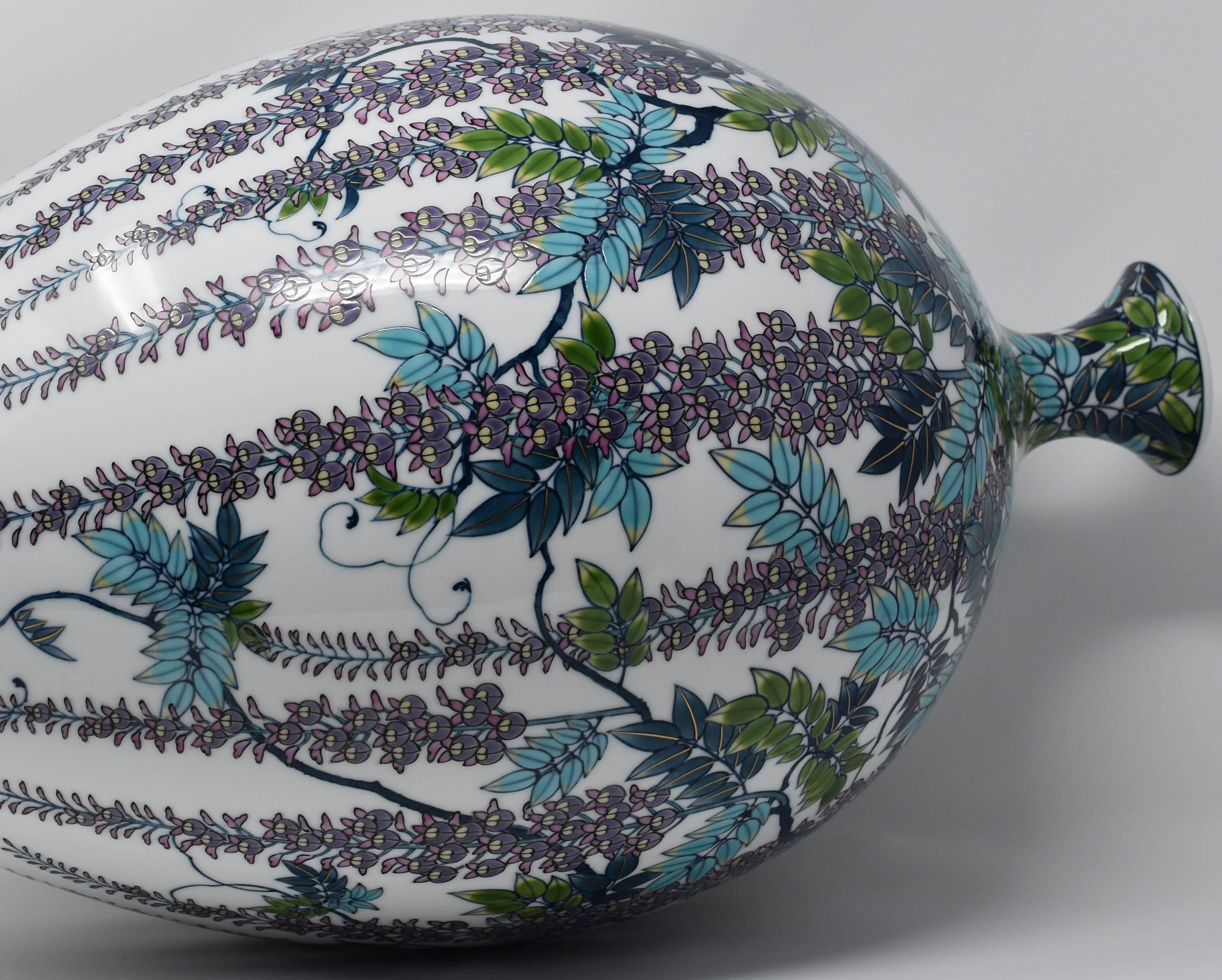 Vase japonais contemporain en porcelaine bleu, violet et vert par un maître artiste en vente 1