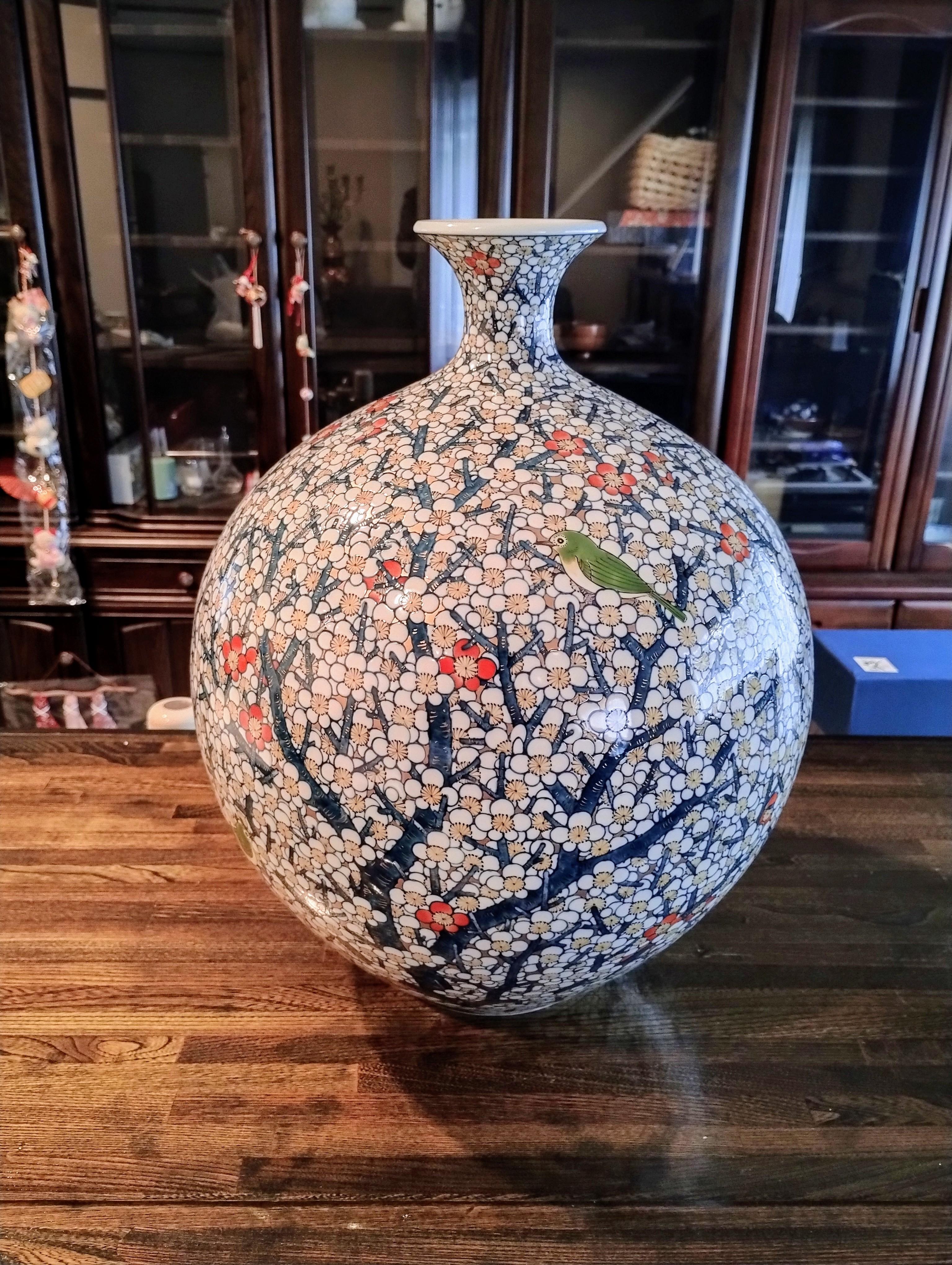Extraordinaire très grand vase contemporain japonais en porcelaine décorative, peint à la main de façon extrêmement complexe en bleu profond, blanc et or sur un corps de forme balustre, un chef-d'œuvre signé par un maître artiste de la porcelaine