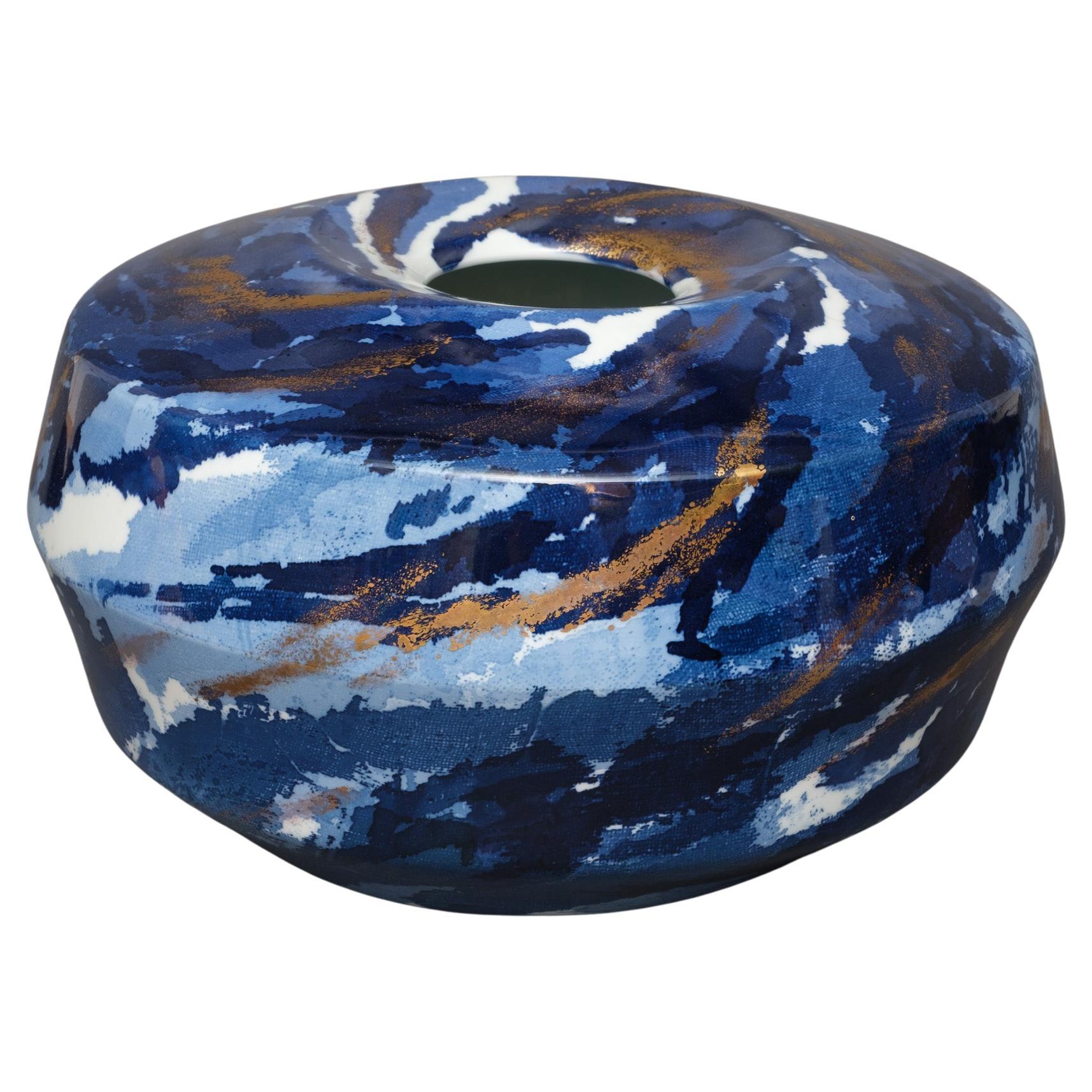 Grand vase japonais contemporain en porcelaine avec un motif de tourbillons bleus et or