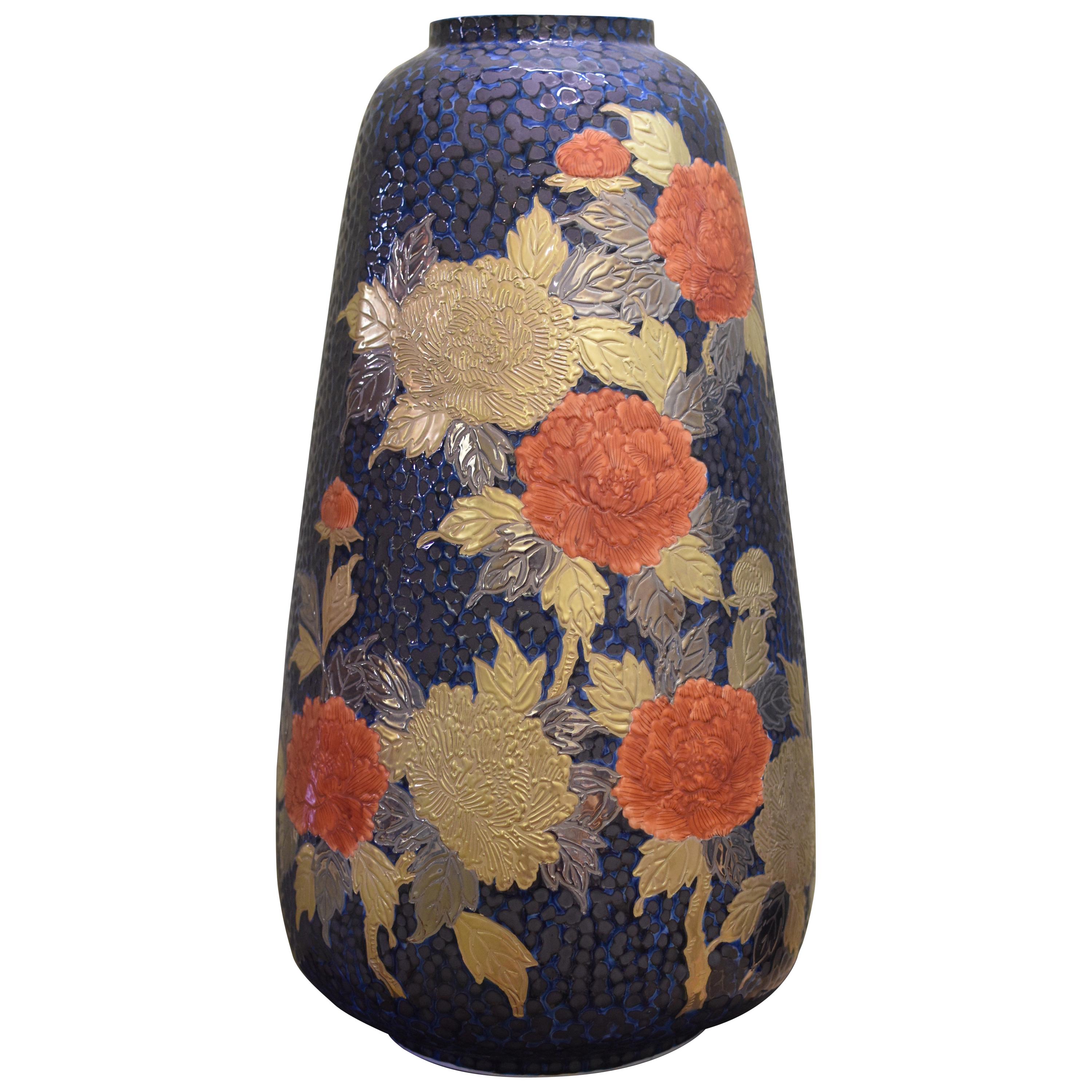 Outstanding very large Japanese contemporary dimpled Imari Porcelain vase, hand painted in vivid red, platinum and gold on a gracefully shaped porcelain body, a stunning piece by widely respected master porcelain artist in Imari-Arita tradition and