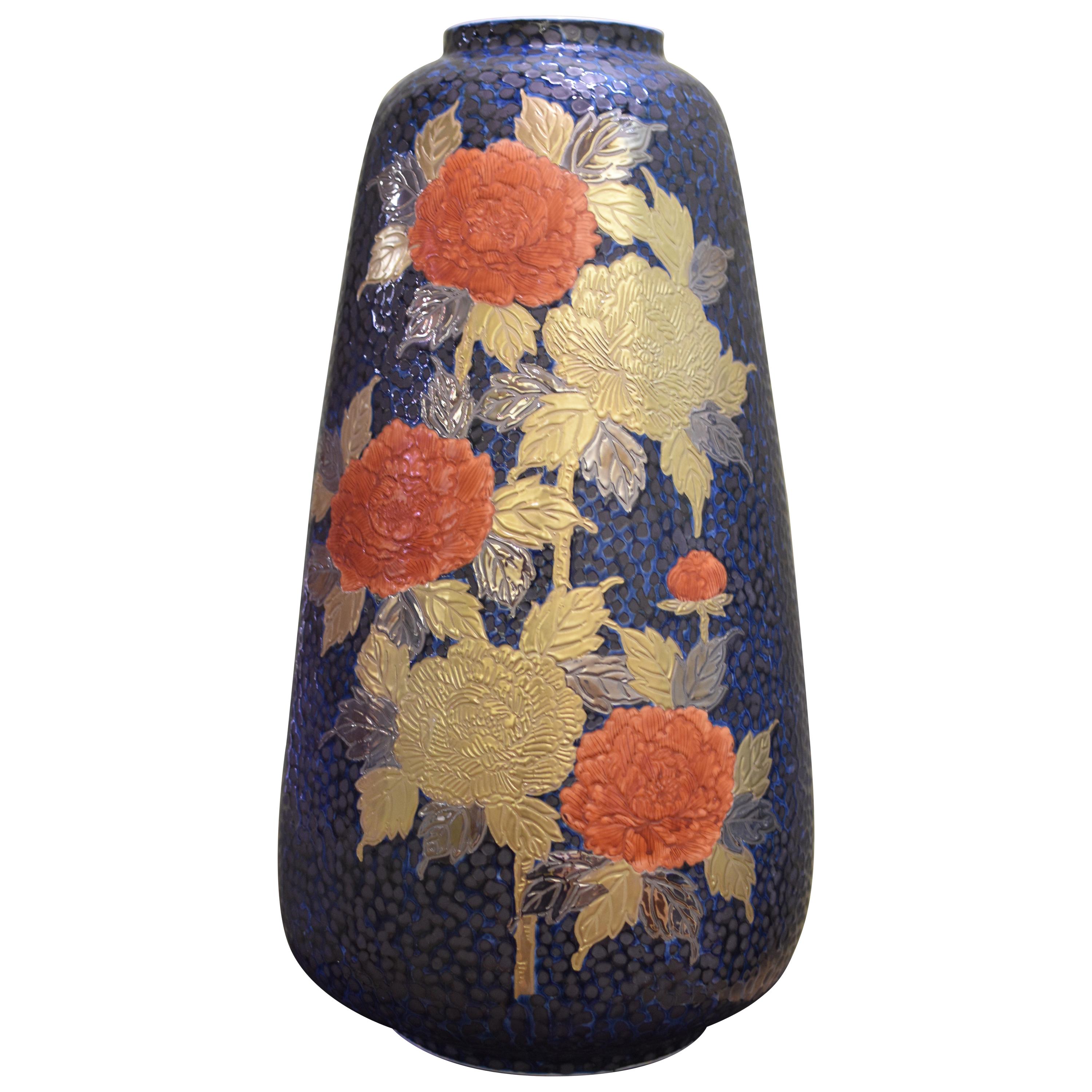 Große zeitgenössische japanische Vase aus rot-schwarz vergoldetem Porzellan von Meisterkünstler, 2 im Angebot