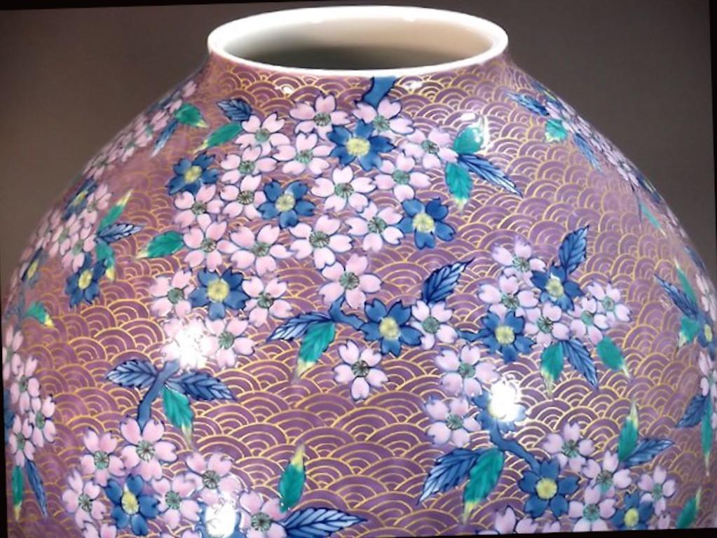 Außergewöhnliche große vergoldete und aufwendig handbemalte japanische Porzellanvase in schöner Form, handbemalt in verschiedenen Violetttönen, ein Meisterwerk des weithin anerkannten Porzellanmeisters aus der Region Imari-Arita im Süden Japans. Im