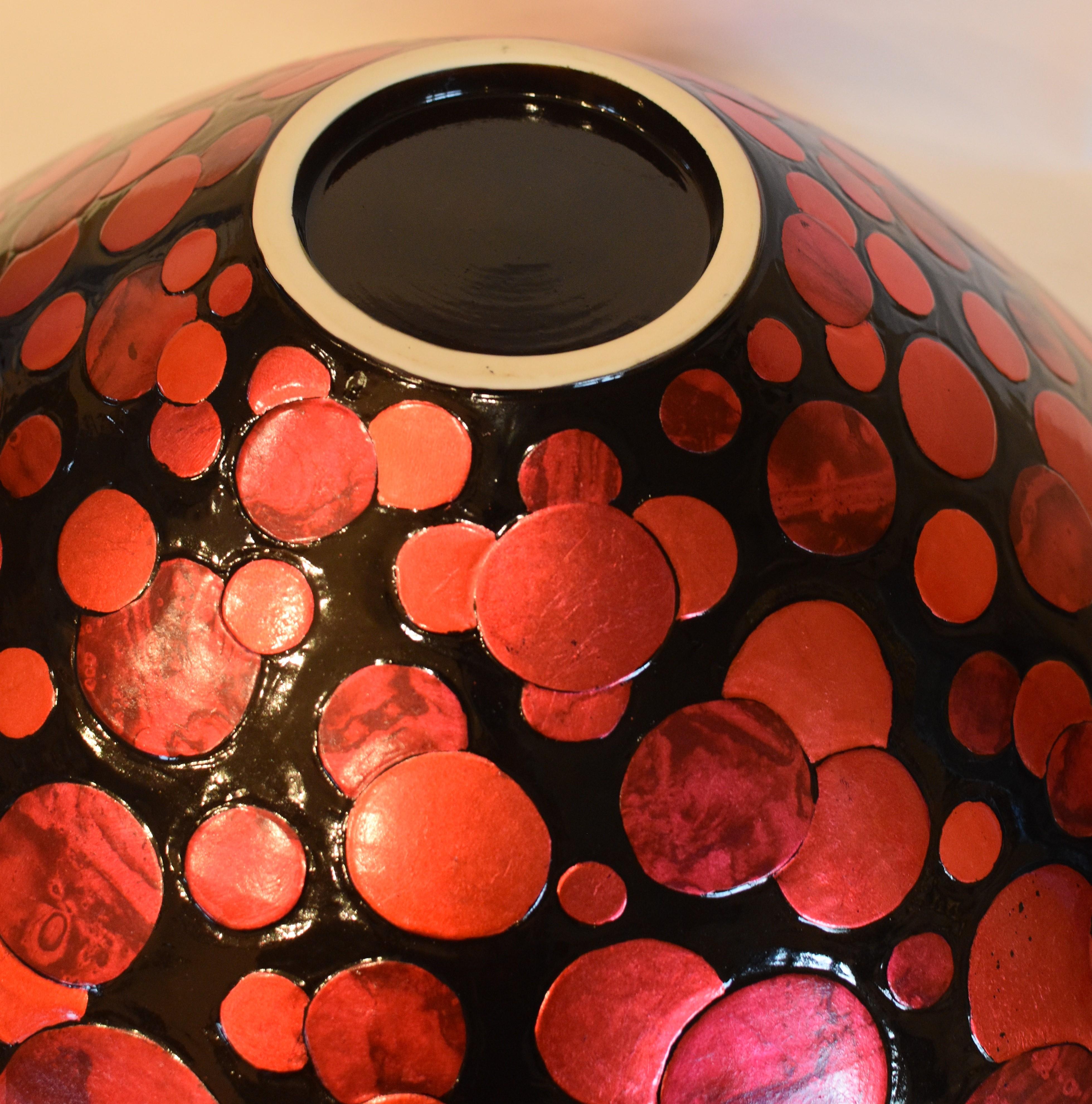 Außergewöhnliche große dekorative Schale aus zeitgenössischem japanischem Porzellan in Silberfolie in vier verschiedenen Rottönen auf einem atemberaubend geformten Korpus. Es handelt sich um ein Meisterwerk eines Porzellankünstlers der dritten
