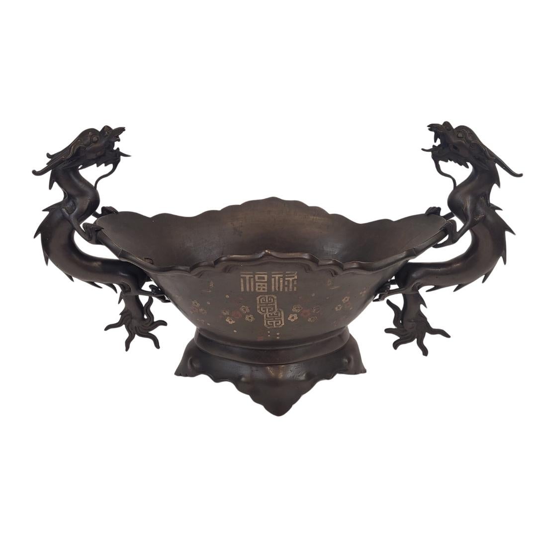 Exquisite and very refined Large Japanese centerpiece from the Meiji period (1868-1912), in bronze,delicately worked and inlaid in chiseled relief of silver and enamel.
The central body stands on a base divided into 4 legs, all finely inlaid in