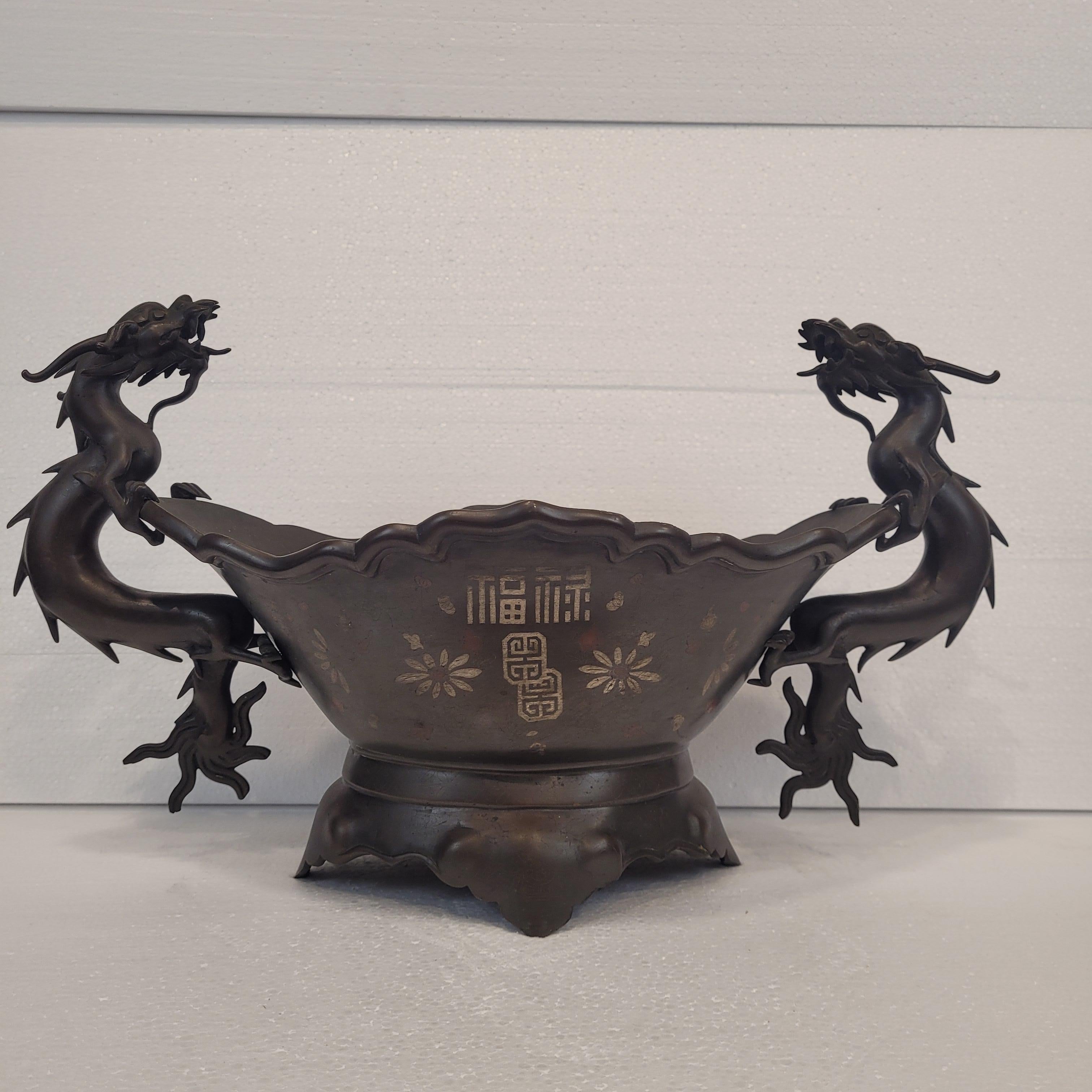 Large Japanese Dragons  centerpiece, in bronze, flat shakudo silver inlays In Good Condition In Valladolid, ES