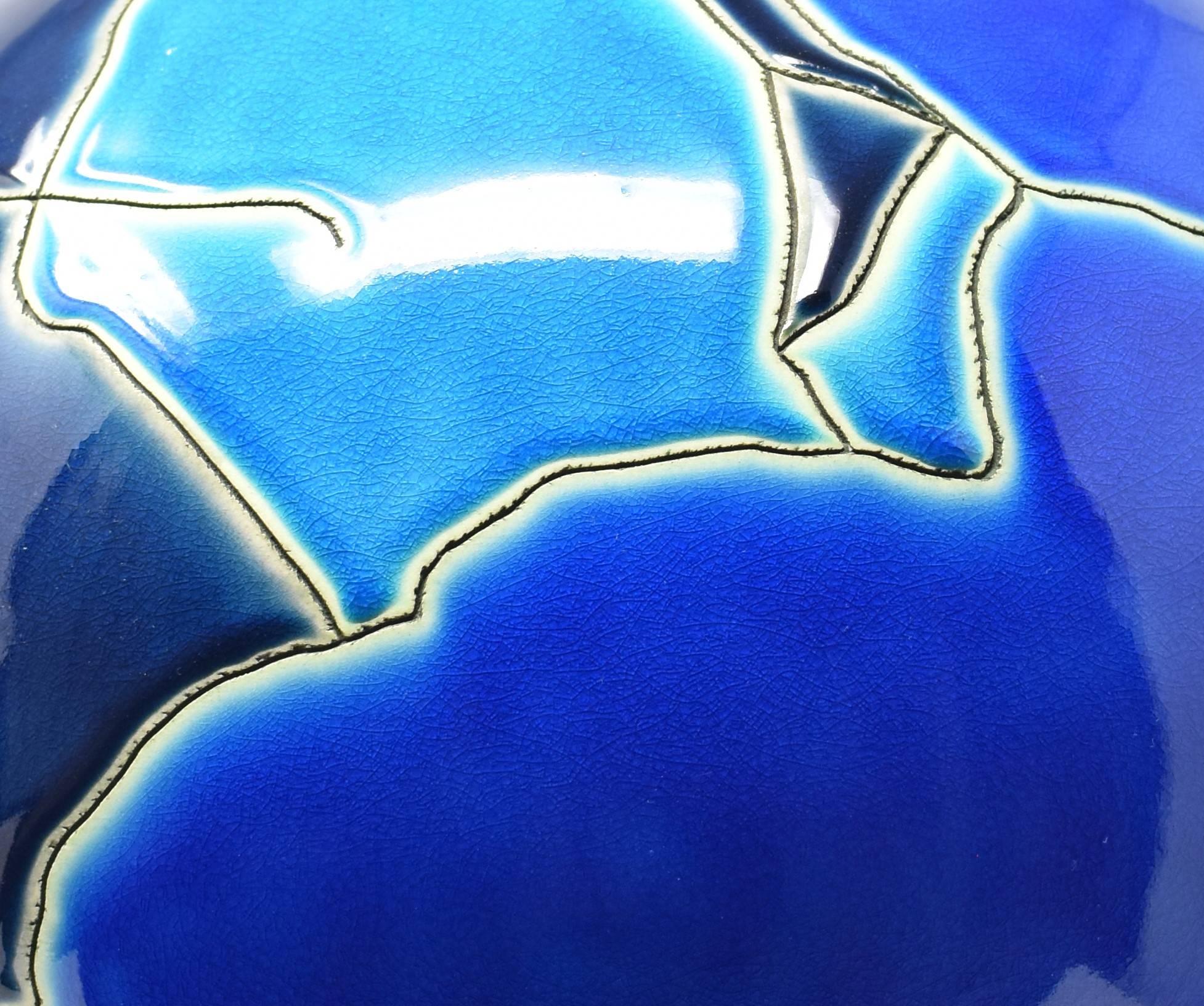 Extraordinaire lampe de table contemporaine japonaise en porcelaine, un chef-d'œuvre époustouflant peint, émaillé et décoré à la main sur un grand corps globulaire en noir, bleu marine, bleu roi et bleu clair avec des gravures profondes pour créer