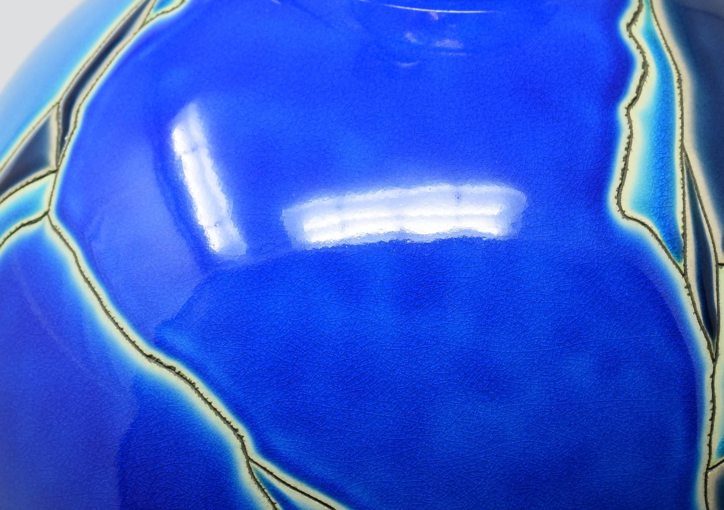 Lámpara de mesa japonesa contemporánea de porcelana negra azul grabada Moderno en venta