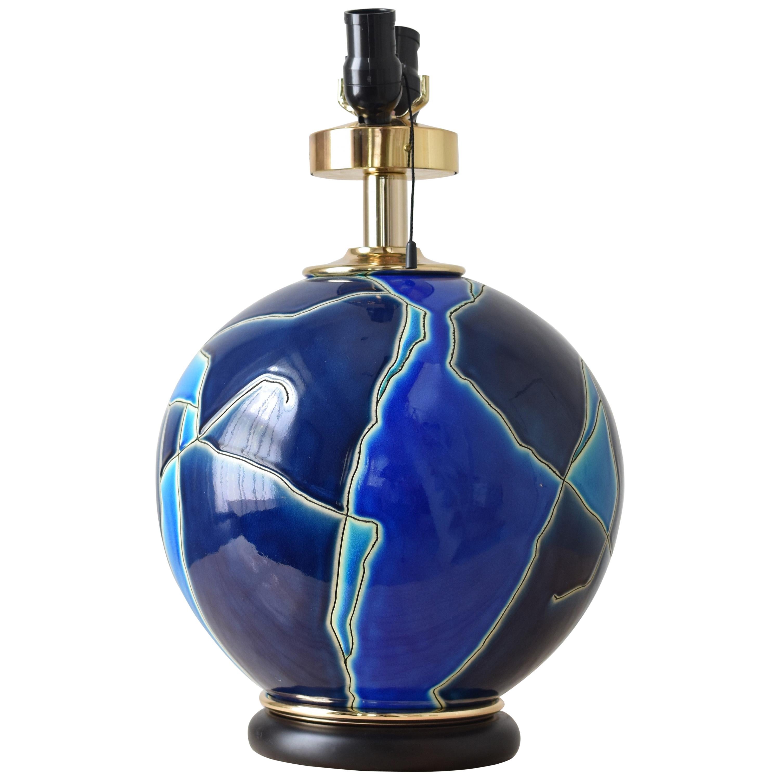 Lámpara de mesa japonesa contemporánea de porcelana negra azul grabada Japonés en venta