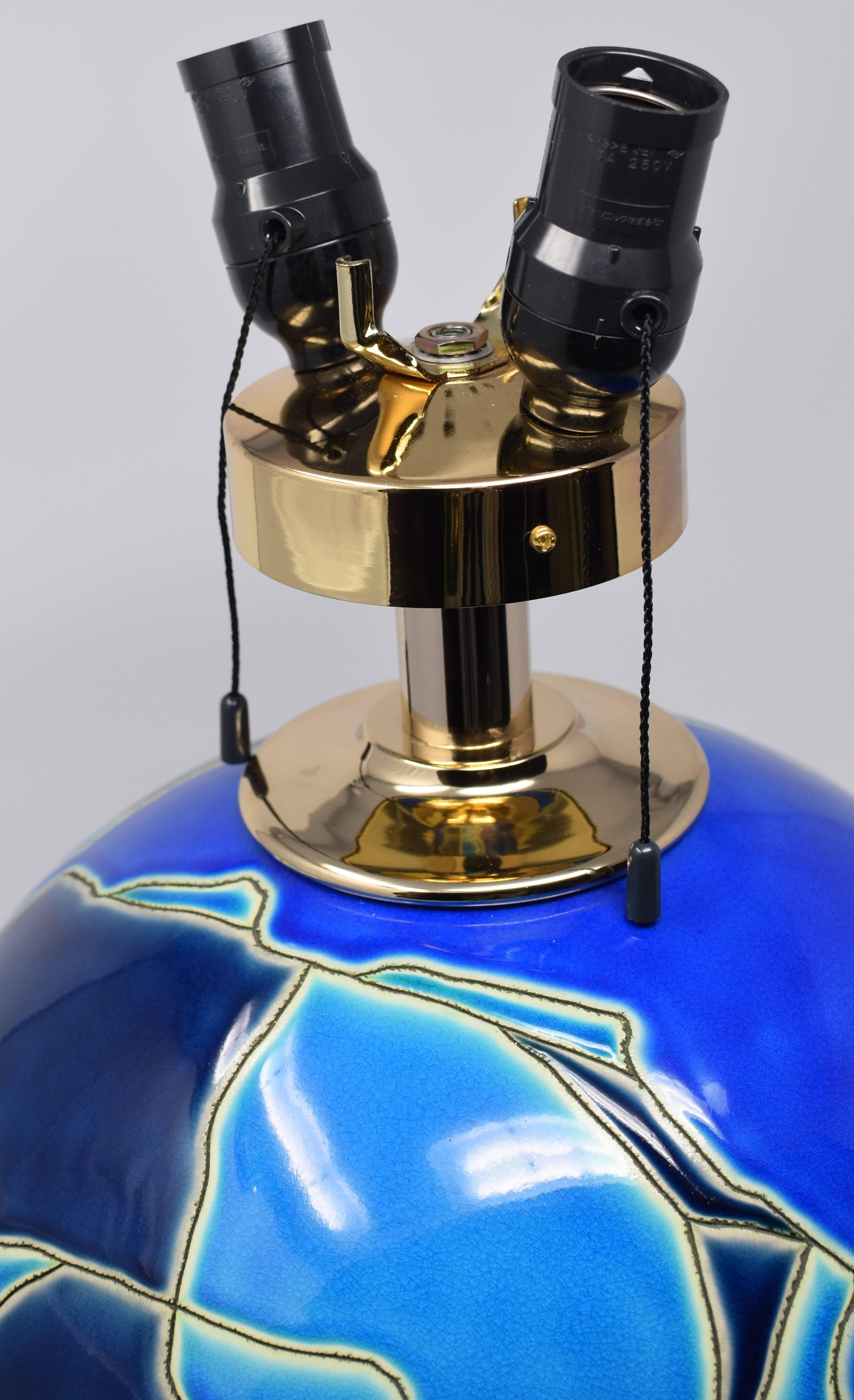 Japanische Contemporary Geätzte Blau Schwarz Porzellan Tischlampe (21. Jahrhundert und zeitgenössisch) im Angebot