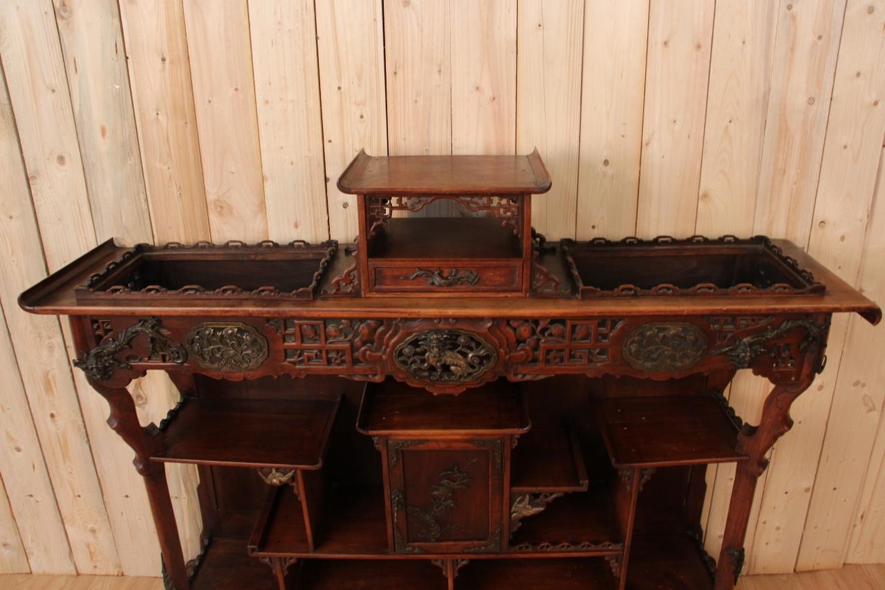 Large garden console in carved walnut 19th century Japanese style, in the taste of Gabriel Virdot decorated with a multitude of bronzes representing birds, dragons and lizards in good condition, a crack on a back panel reported due to woodworking.