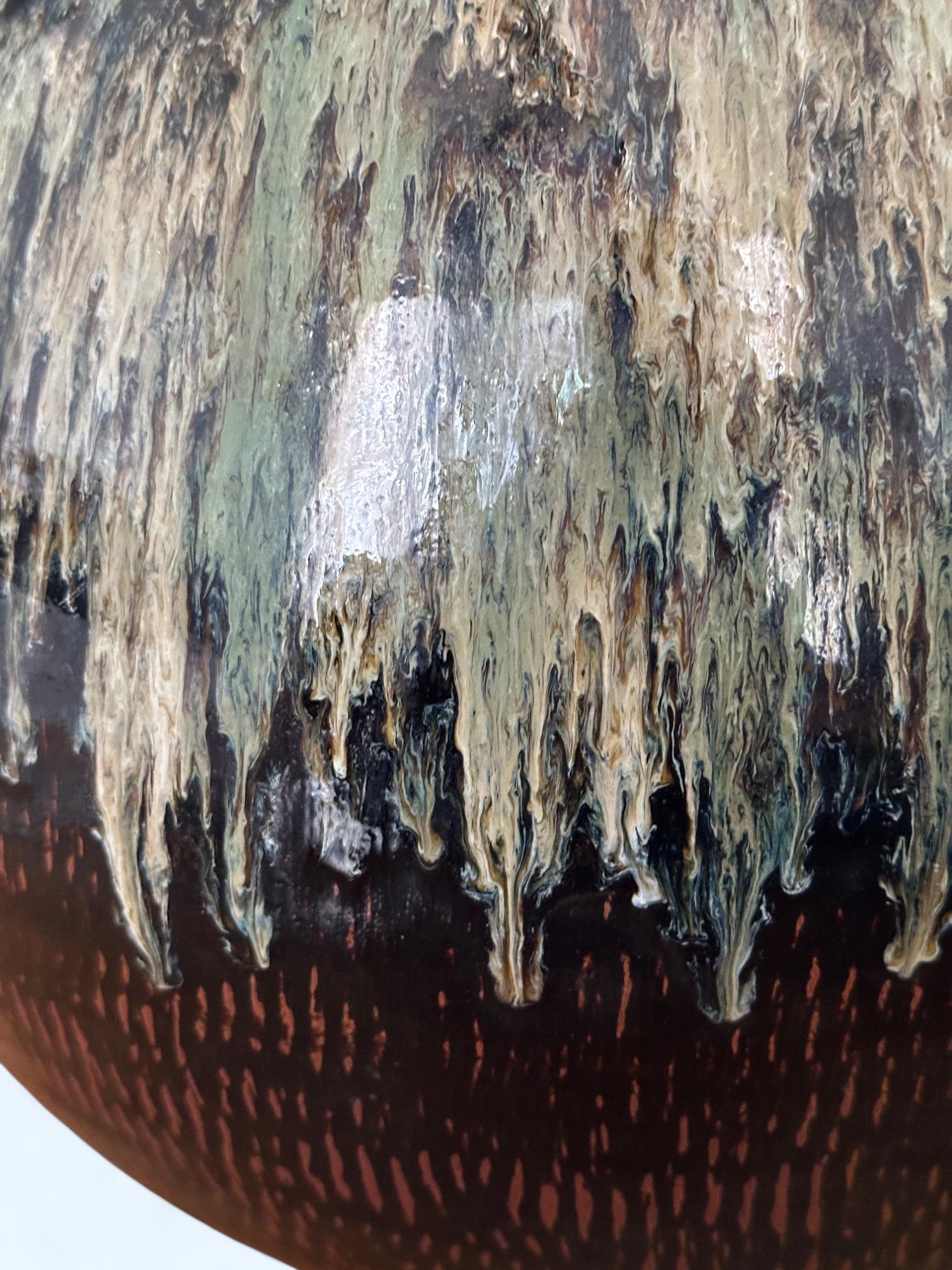 Japonais Grand vase japonais en céramique émaillée signé 