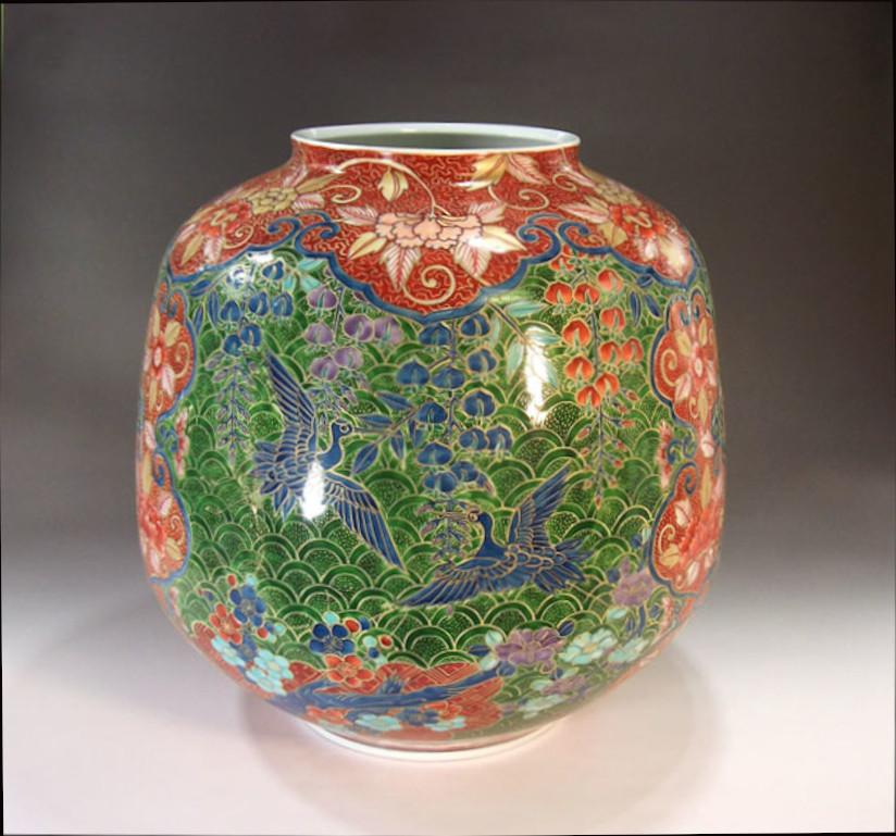 Exquisite handbemalte dekorative Porzellanvase im zeitgenössischen japanischen Ko-Imari-Stil (alter Imari-Stil) in den Farben Grün, Rot und Blau, ein signiertes Meisterwerk des weithin anerkannten Porzellankünstlers aus der Region Imari-Arita in