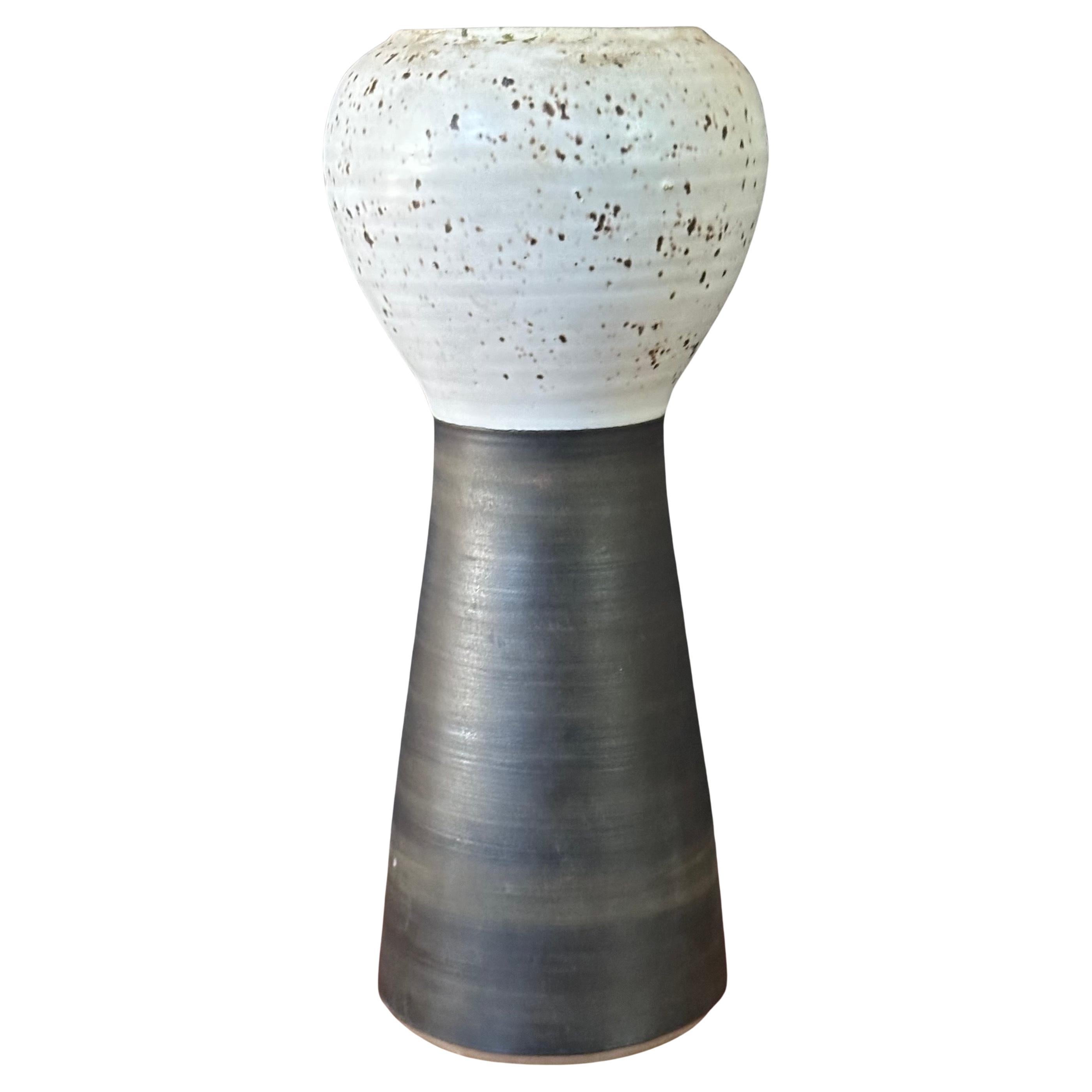 Grande vaso giapponese in gres Ikebana, anni '60 circa. Il vaso è in ottimo stato, senza scheggiature o crepe, e ha una meravigliosa forma circolare di metà secolo con una finitura a spacco. Il pezzo misura 6