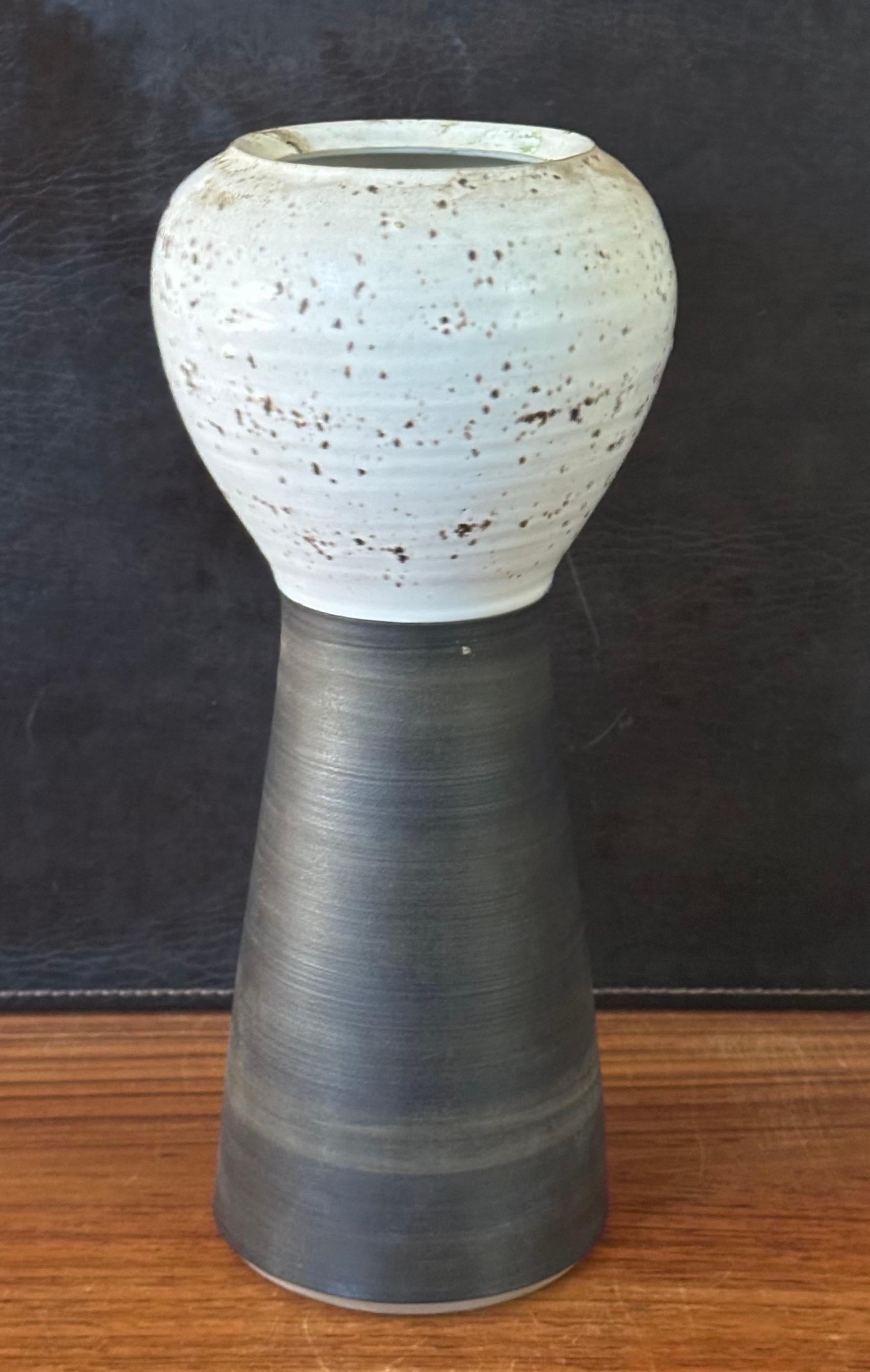 Mid-Century moderno Grande vaso giapponese in gres Ikebana in vendita